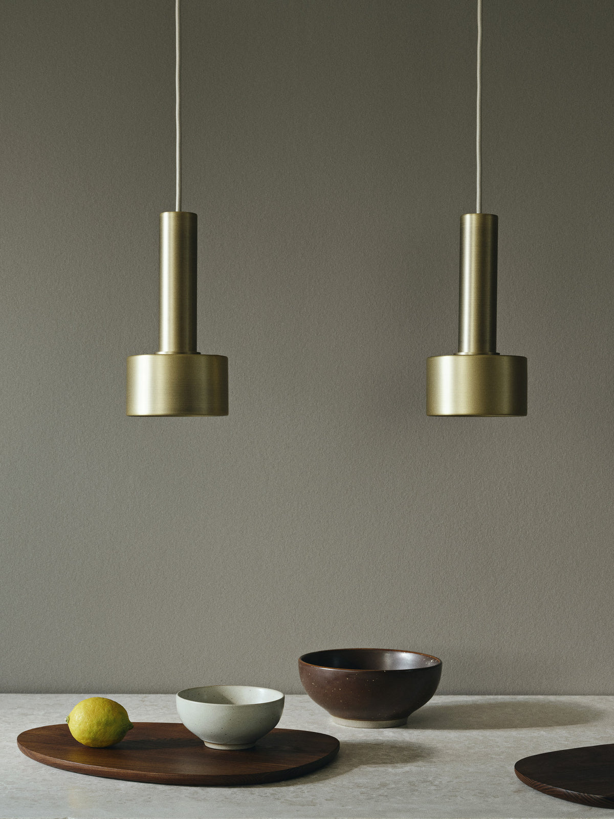 Collect Pendellampe hoch in Messing präsentiert im Onlineshop von KAQTU Design AG. Pendelleuchte ist von Ferm Living