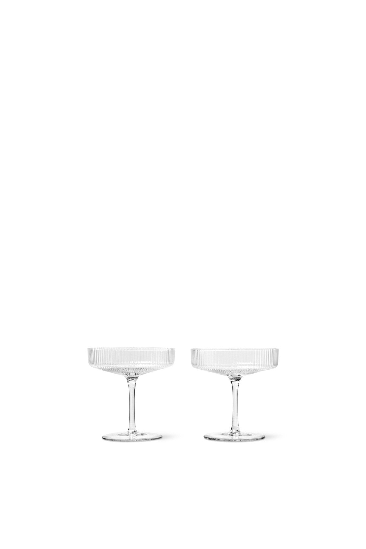 Zwei mundgeblasene Champagner-Untertassen der Ripple-Serie in Blush mit geriffelter Oberfläche und geometrischer Form, Glas.