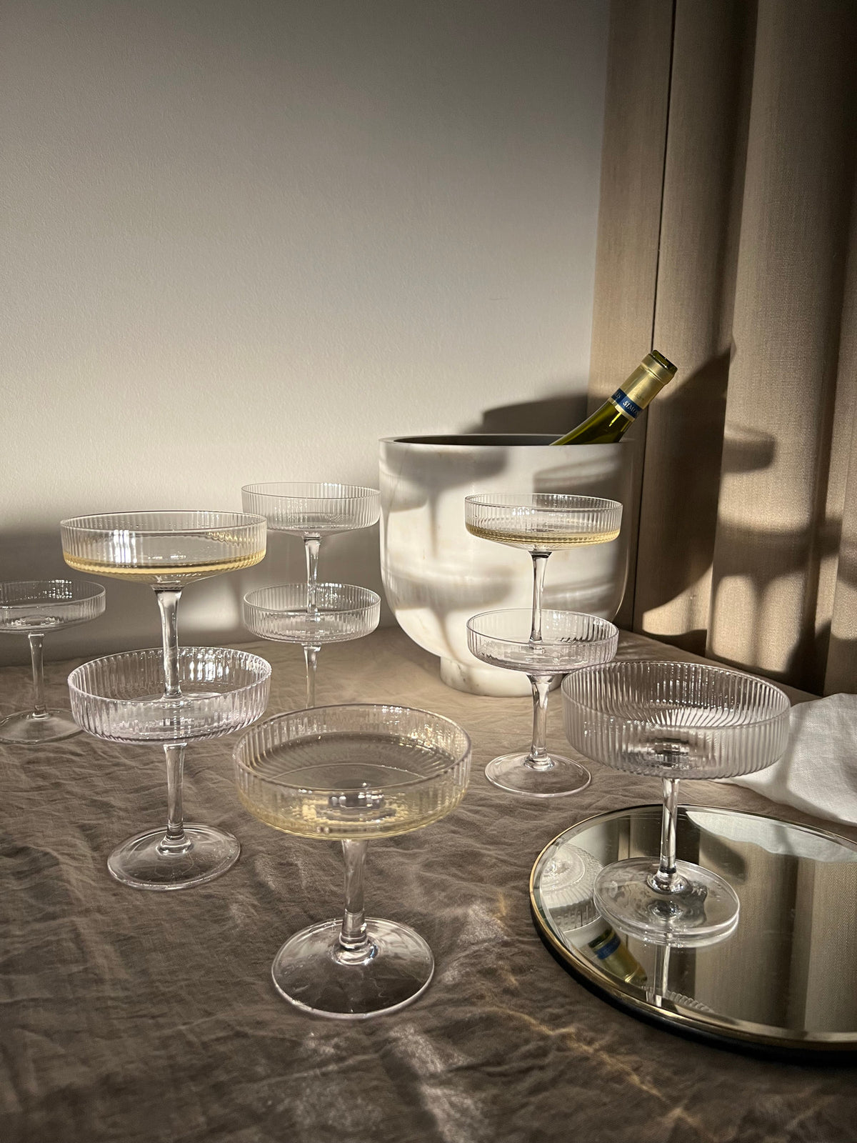 Zwei mundgeblasene Champagner-Untertassen der Ripple-Serie in Blush mit geriffelter Oberfläche und geometrischer Form, Glas.