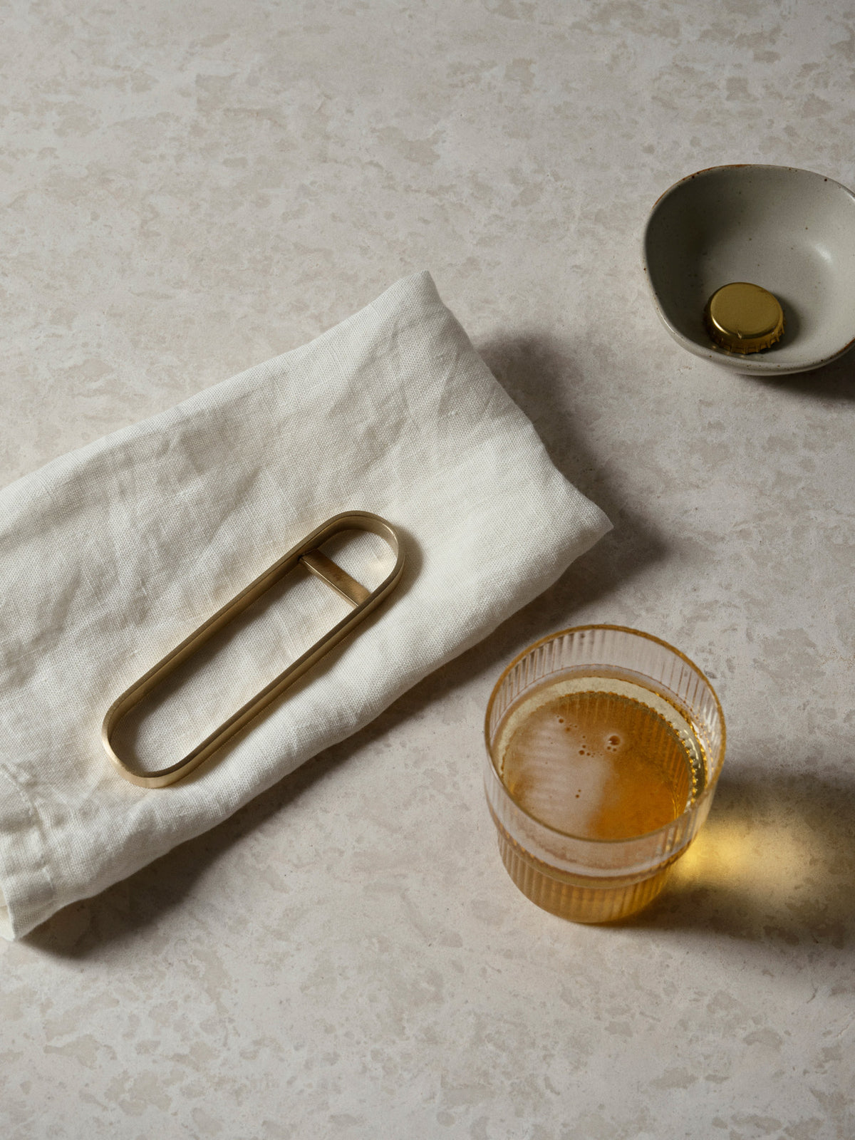 Fein Flaschenöffner in Messing präsentiert im Onlineshop von KAQTU Design AG. Flaschenöffner ist von Ferm Living