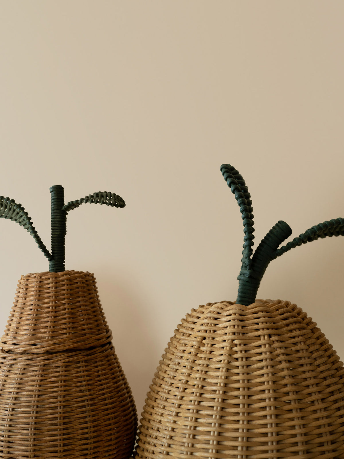 Handgeflochtener Aufbewahrungskorb in Birnenform aus Rattan, Farbe Natur, mit seitlichen Tragegriffen, Grösse extra gross von Ferm Living.