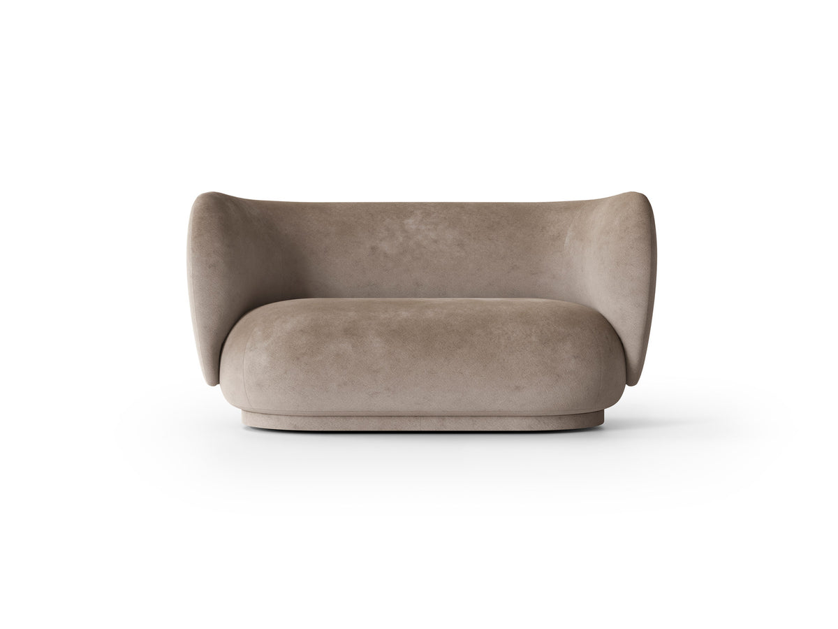 Rico 2er Sofa von Ferm Living mit runder Form, weichen Konturen und Stoffbezug