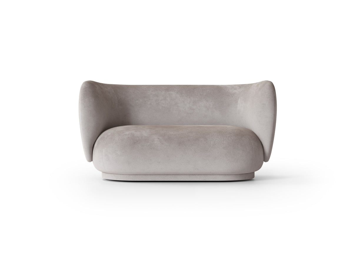 Rico 2er Sofa von Ferm Living mit runder Form, weichen Konturen und Stoffbezug