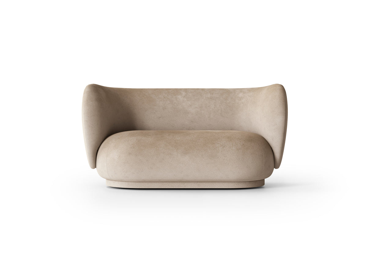 Rico 2er Sofa von Ferm Living mit runder Form, weichen Konturen und Stoffbezug