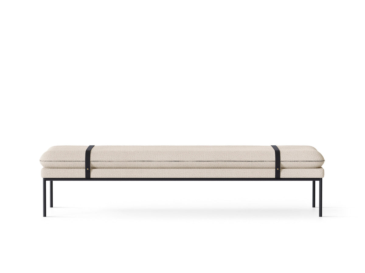 Turn Tagesbett von Ferm Living, gepolstert, mit Lederriemen und schlanken Metallbeinen