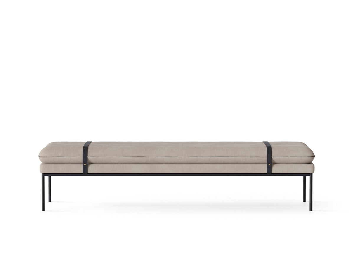 Turn Tagesbett von Ferm Living, gepolstert, mit Lederriemen und schlanken Metallbeinen