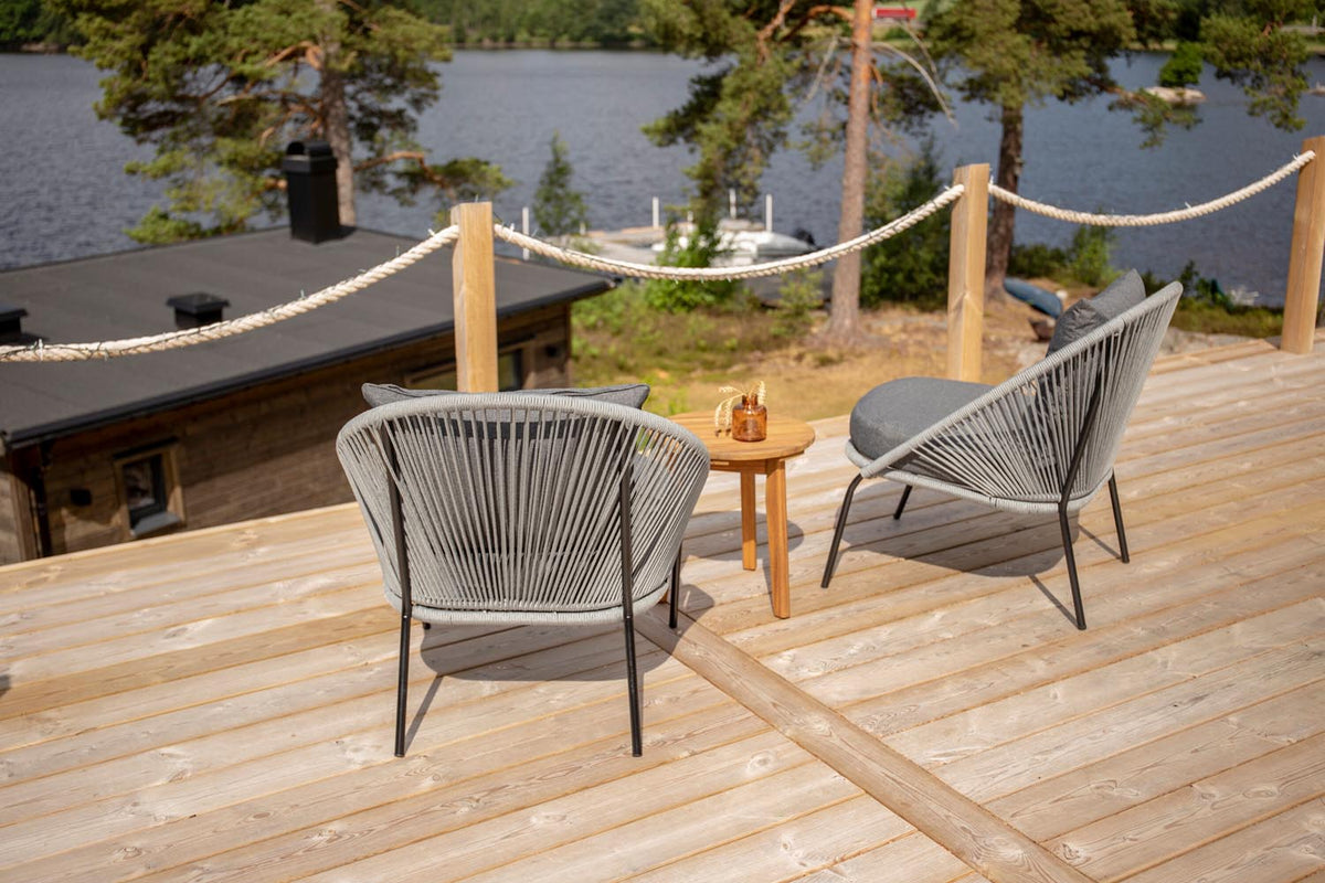 Chania Outdoor-Tischset von Venture Home, zwei runde Beistelltische ⌀40cm aus Akazienholz und Stahl in Schwarzgrau, für den Aussenbereich.