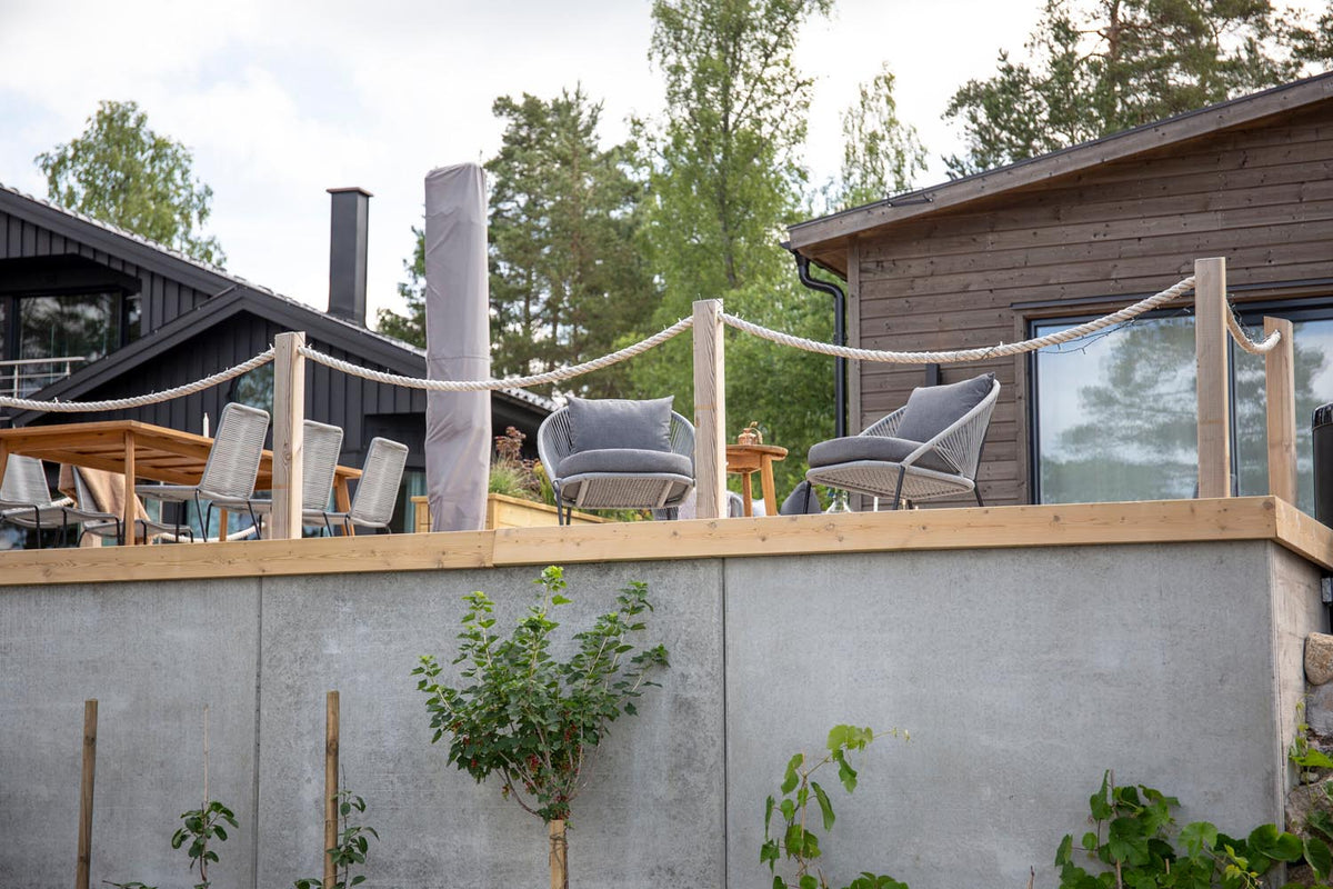 Chania Outdoor-Tischset von Venture Home, zwei runde Beistelltische ⌀40cm aus Akazienholz und Stahl in Schwarzgrau, für den Aussenbereich.