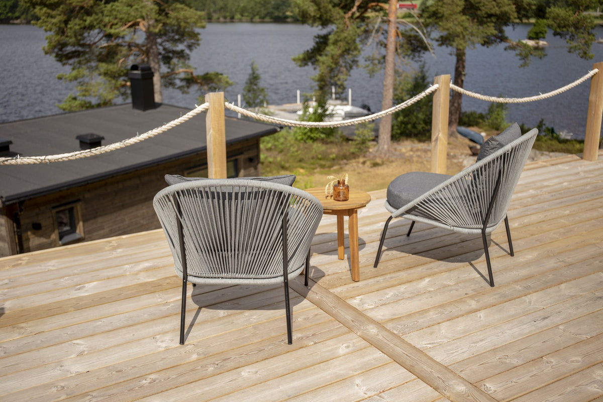 Chania Outdoor-Tischset von Venture Home, zwei runde Beistelltische ⌀40cm aus Akazienholz und Stahl in Schwarzgrau, für den Aussenbereich.