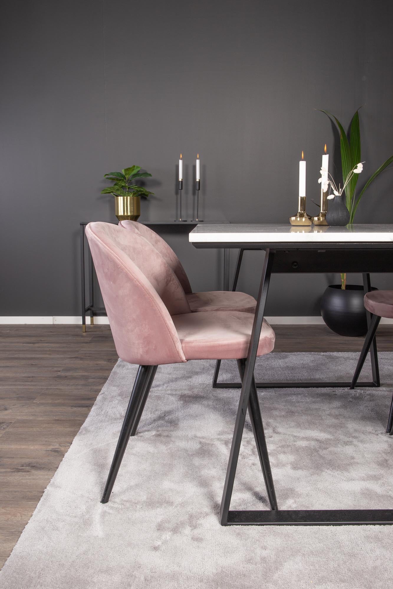 Entdecken Sie das Estelle Esszimmerset von Venture Home: 140 cm Tisch und 4 stilvolle Velvet-Stühle für einladende Esszimmermomente.