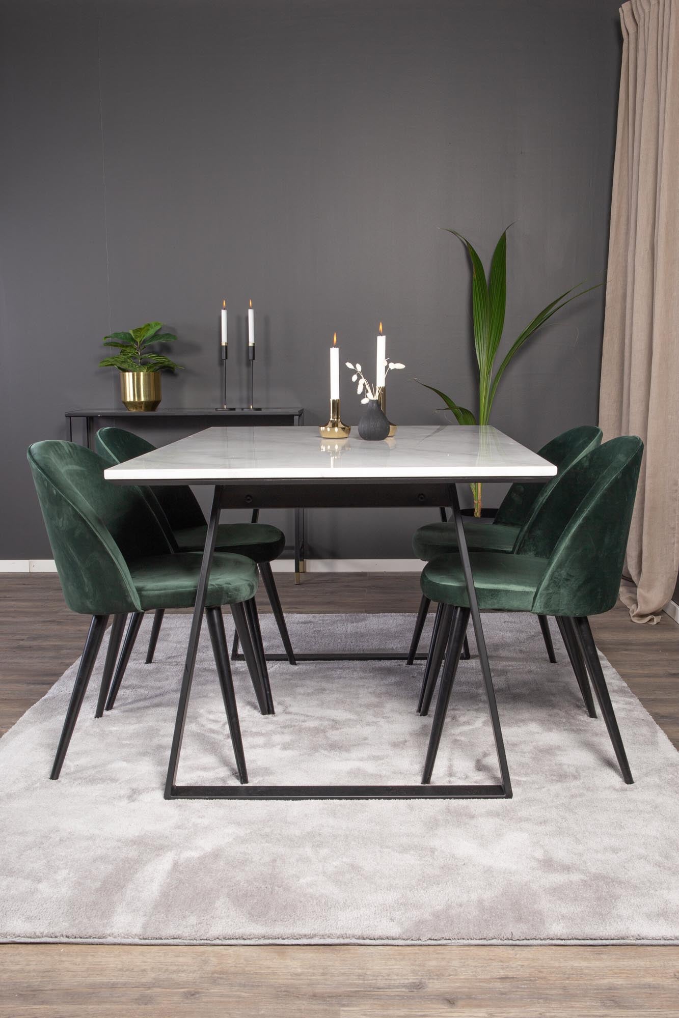 Elegantes Esszimmerset mit Velvet-Bezug für stilvolle Mahlzeiten.