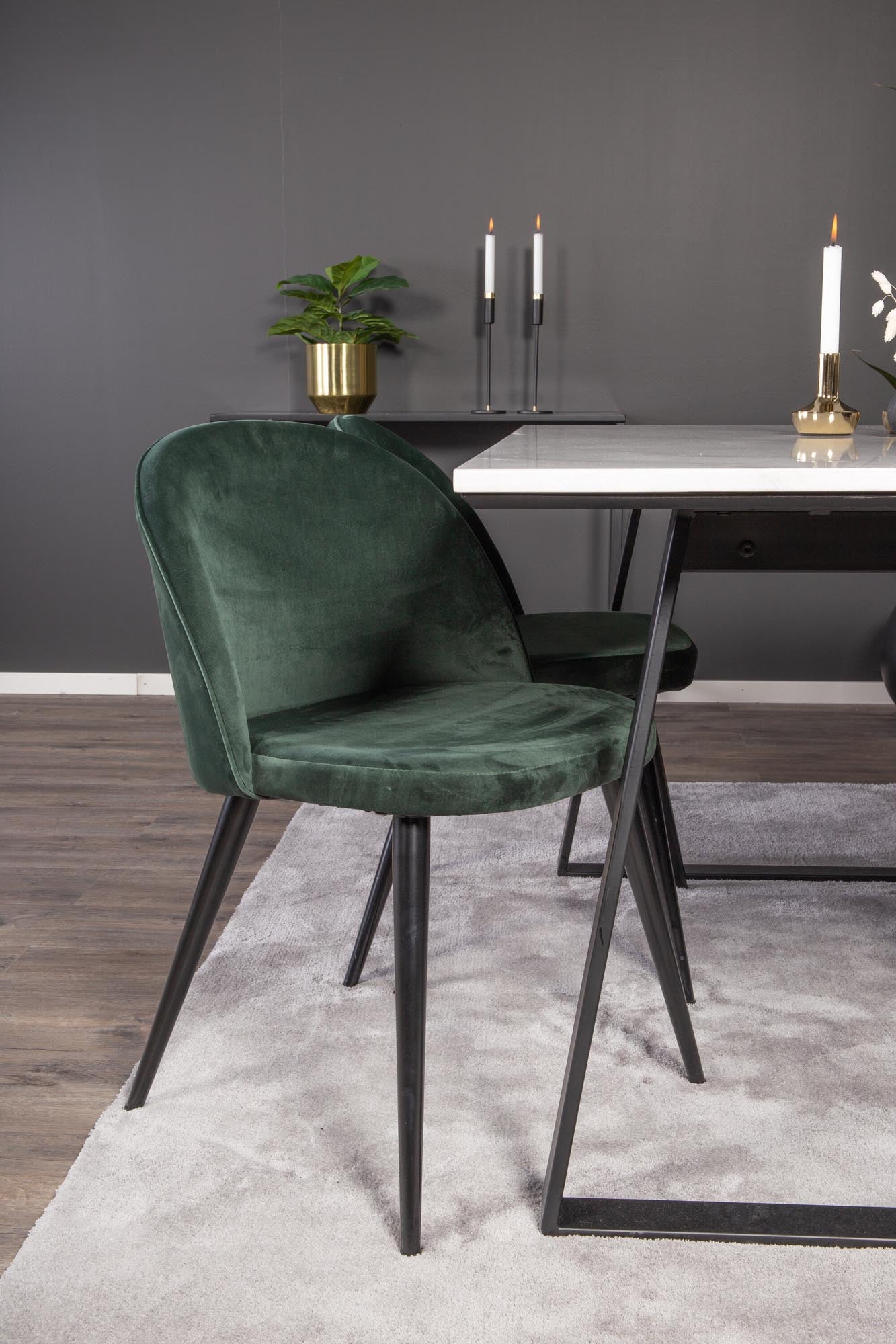 Elegantes Esszimmerset mit rustikalem Esstisch und stilvollen Velvet-Stühlen für gemütliche Abende und festliche Anlässe.