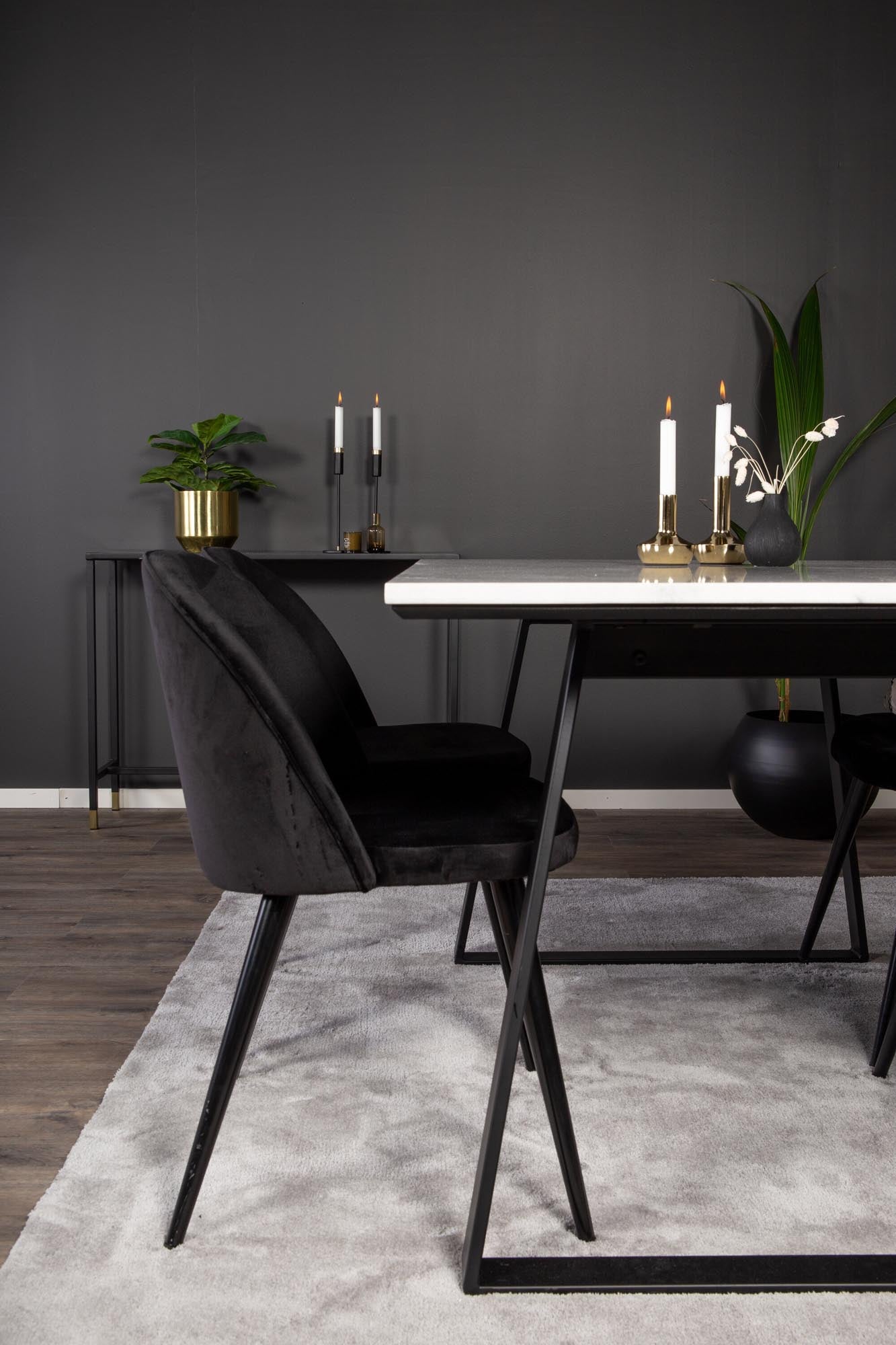 Estelle Esszimmerset: Moderner Esstisch mit luxuriösen Velvet-Stühlen für einladende Dinnerpartys und entspannte Familienabende.