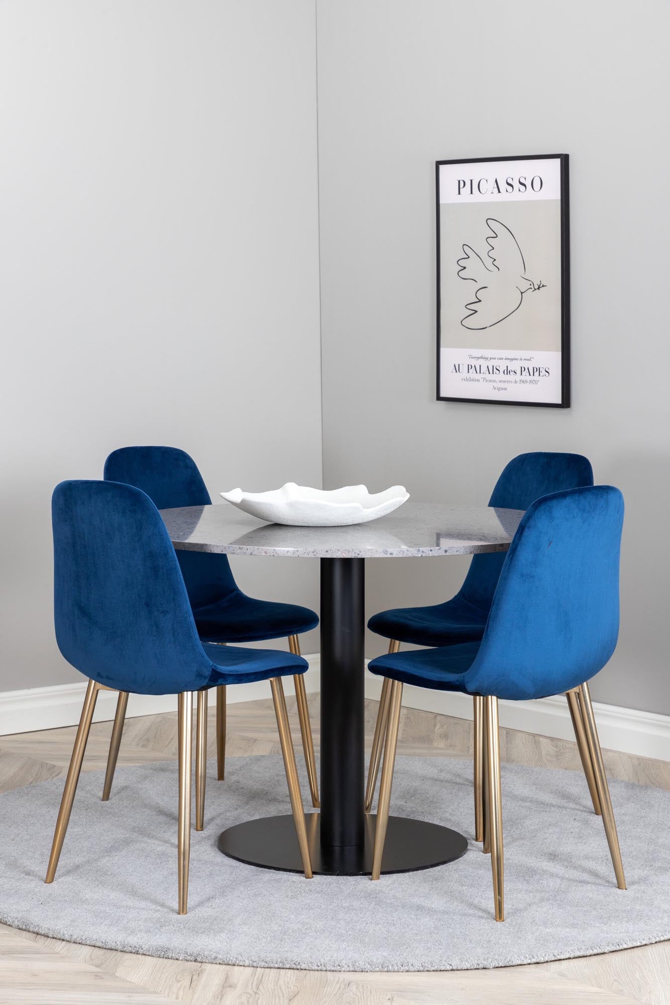 Razzia Esszimmerset + Polar ⌀106cm/4St. in Grau / Blau / Gold präsentiert im Onlineshop von KAQTU Design AG. Esszimmerset ist von Venture Home
