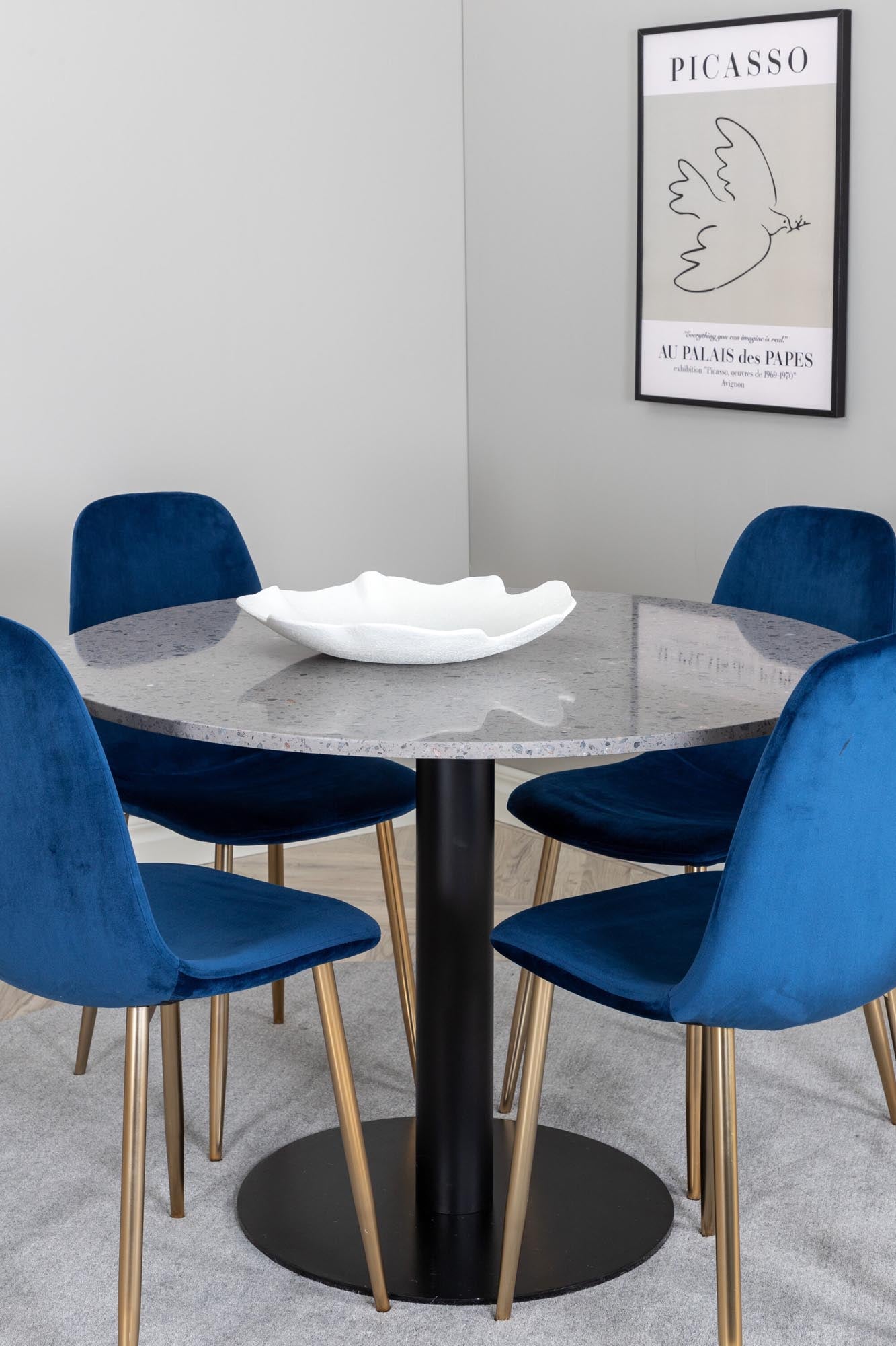Razzia Esszimmerset + Polar ⌀106cm/4St. in Grau / Blau / Gold präsentiert im Onlineshop von KAQTU Design AG. Esszimmerset ist von Venture Home
