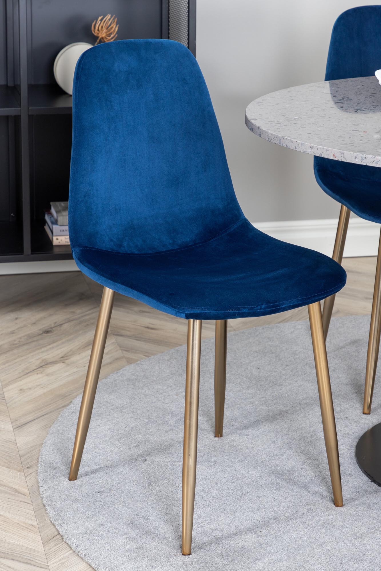 Razzia Esszimmerset + Polar ⌀106cm/4St. in Grau / Blau / Gold präsentiert im Onlineshop von KAQTU Design AG. Esszimmerset ist von Venture Home