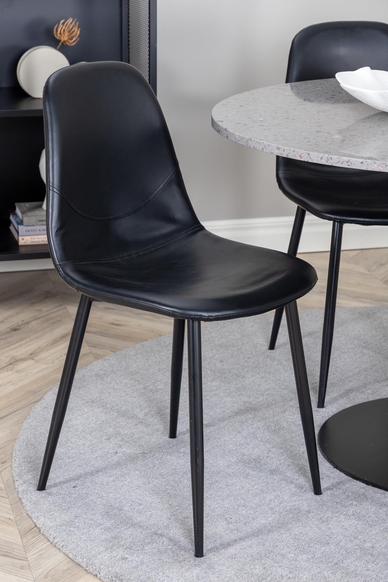 Razzia Esszimmerset + Polar ⌀106cm/4St. in Grau / Schwarz präsentiert im Onlineshop von KAQTU Design AG. Esszimmerset ist von Venture Home