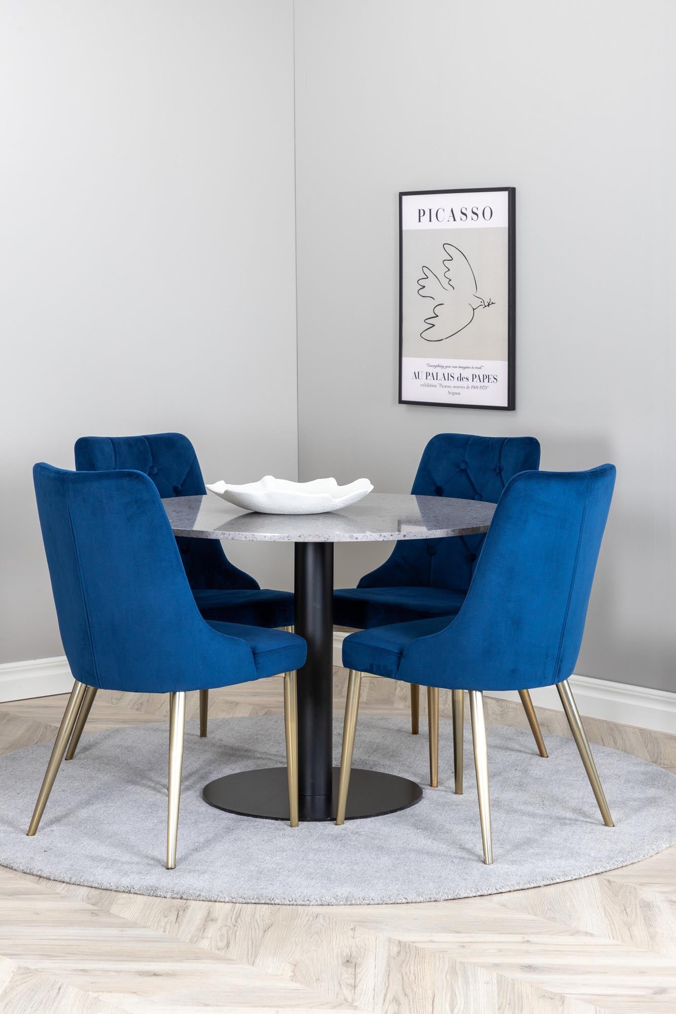 Razzia Esszimmerset + Velvet Deluxe ⌀106cm/4St. in Schwarz / Blau / Gold präsentiert im Onlineshop von KAQTU Design AG. Esszimmerset ist von Venture Home