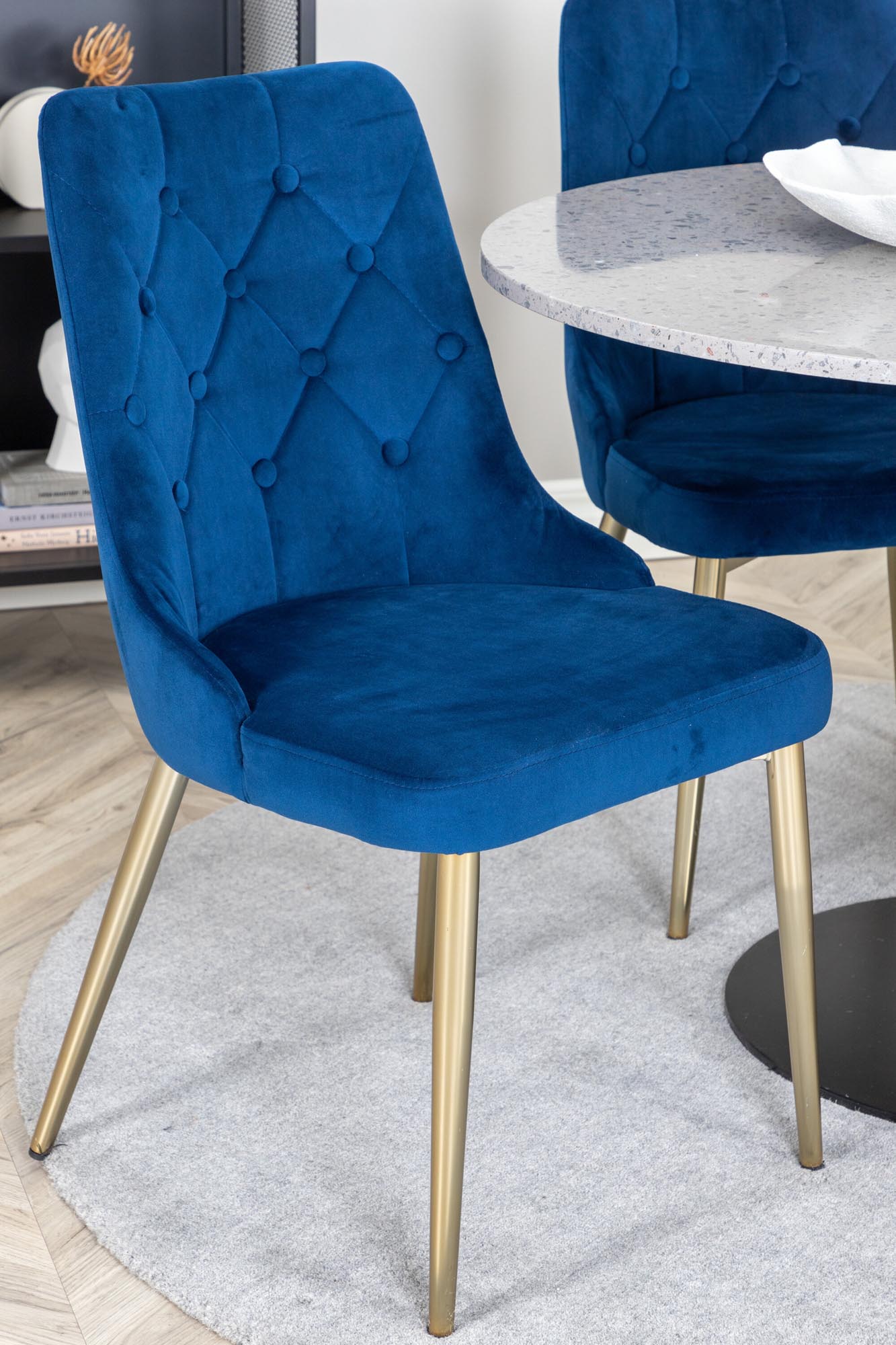 Stilvolles Esszimmerset mit luxuriösen Samtstühlen und einem eleganten runden Tisch, ideal für gesellige Anlässe und gemütliche Mahlzeiten.