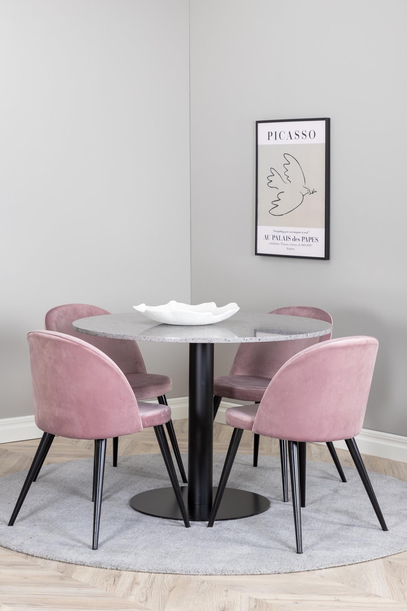 Elegantes Razzia Esszimmerset von Venture Home: Robuster Tisch mit 4 komfortablen Velvet-Stühlen, perfekt für gesellige Abende und stilvolle Anlässe.