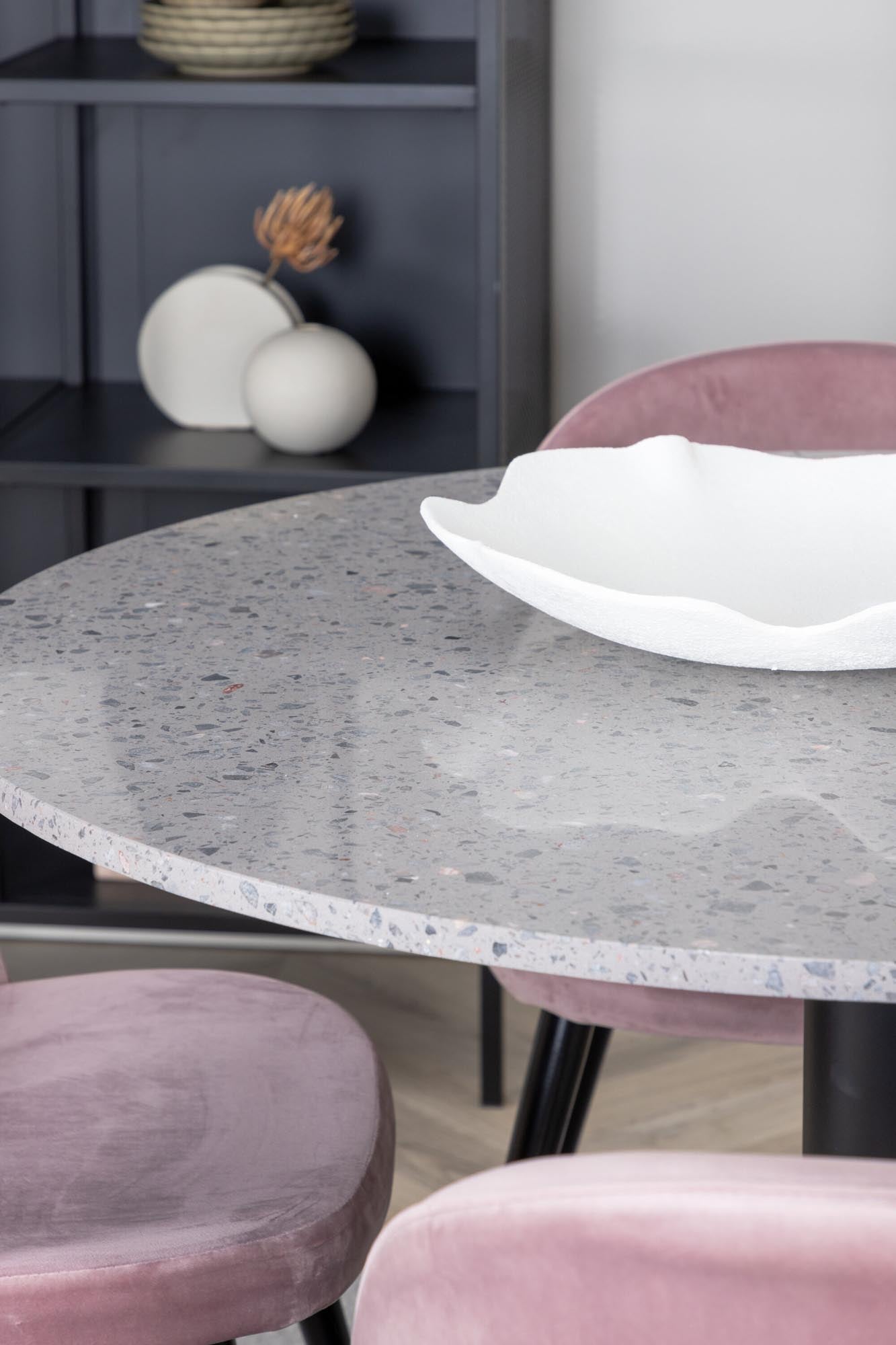 Entdecken Sie das Razzia Esszimmerset von Venture Home: eleganter Tisch mit 4 stilvollen Velvet-Stühlen, ideal für gemütliche Essmomente.