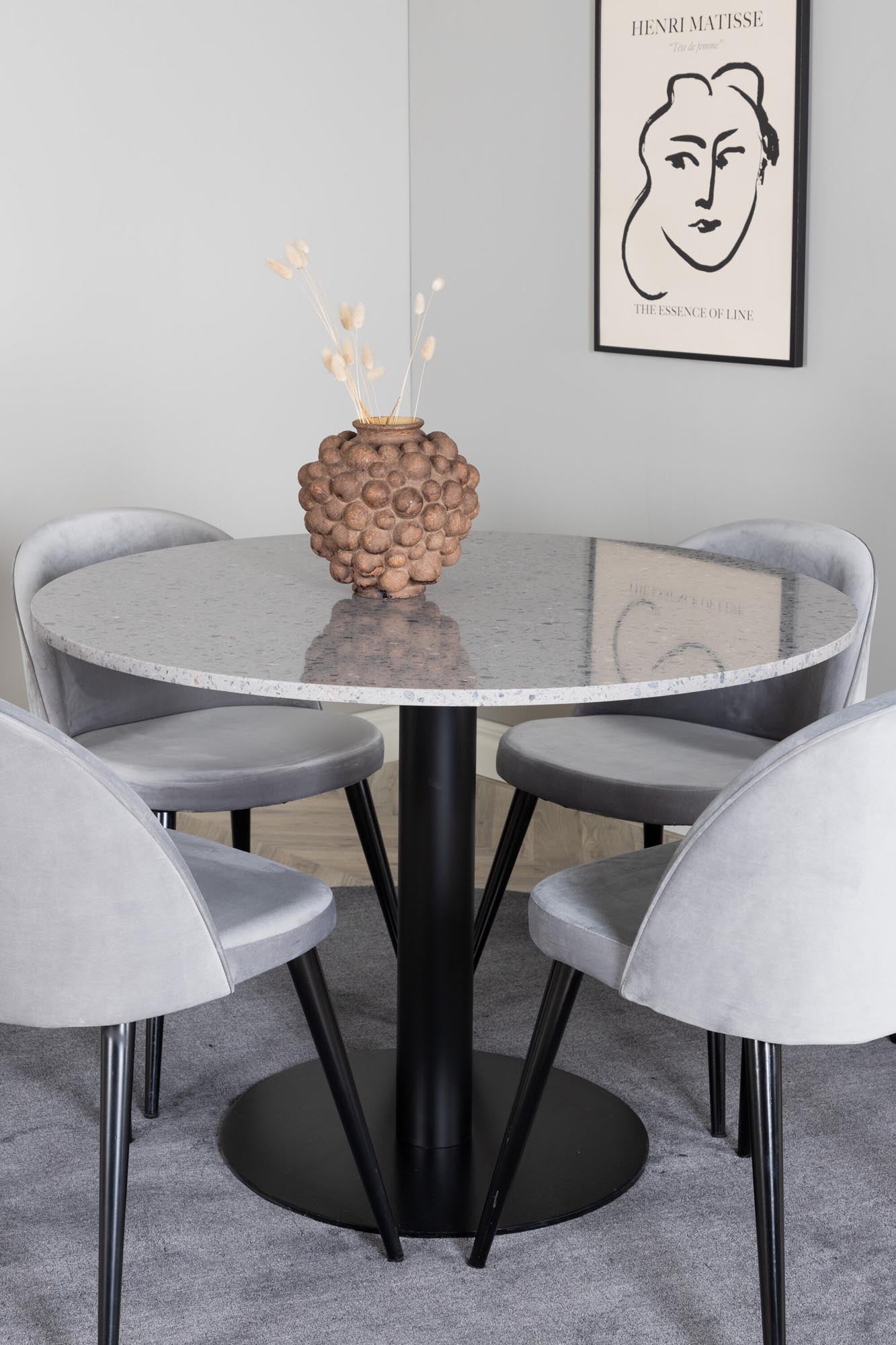 Elegantes Razzia Esszimmerset von Venture Home: Moderner Tisch mit 106 cm Durchmesser und 4 komfortablen Velvet-Stühlen für stilvolle Esszimmer.