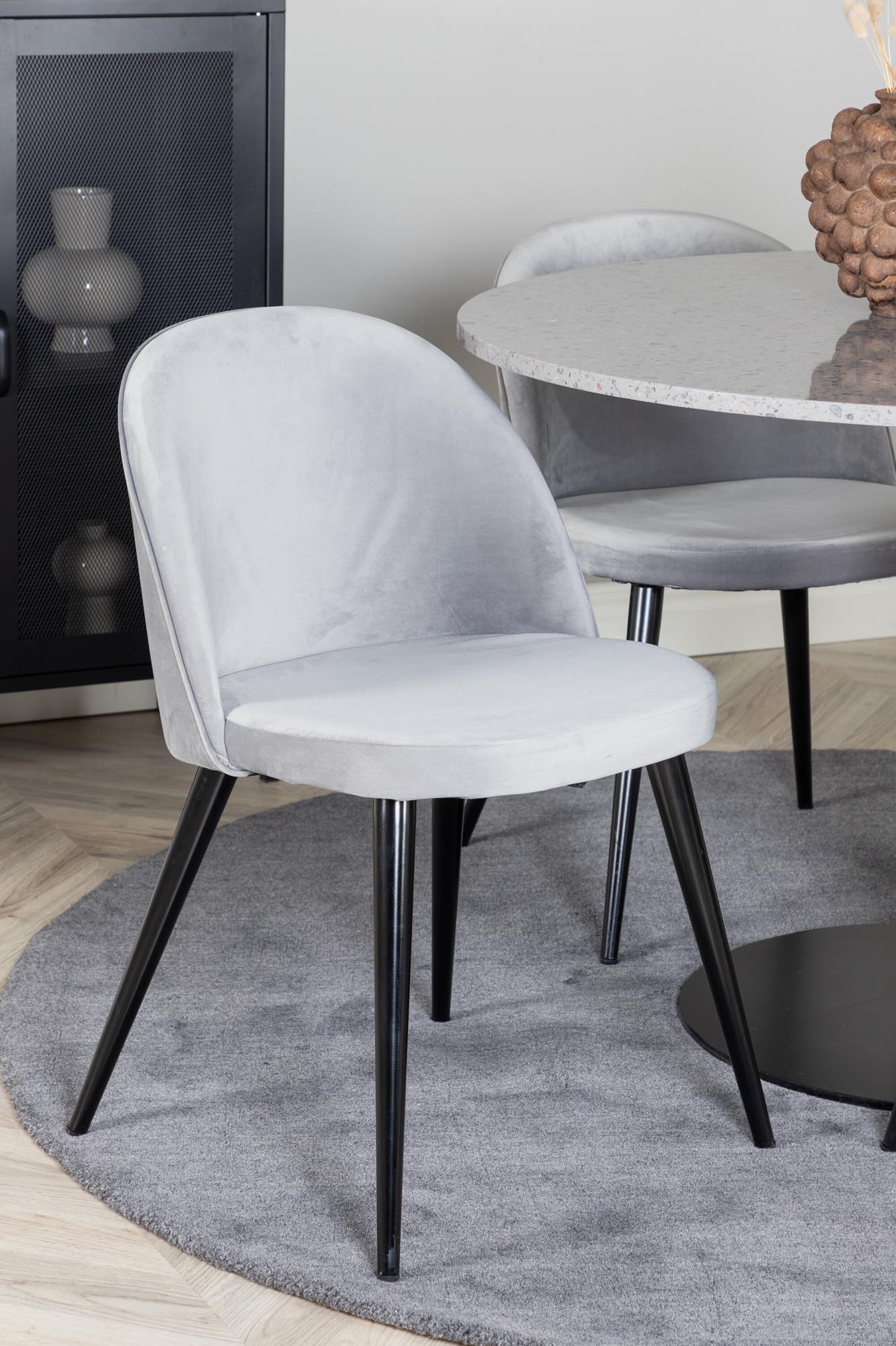 Elegantes Razzia Esszimmerset: Velvet-Tisch 106cm, 4 Stühle.