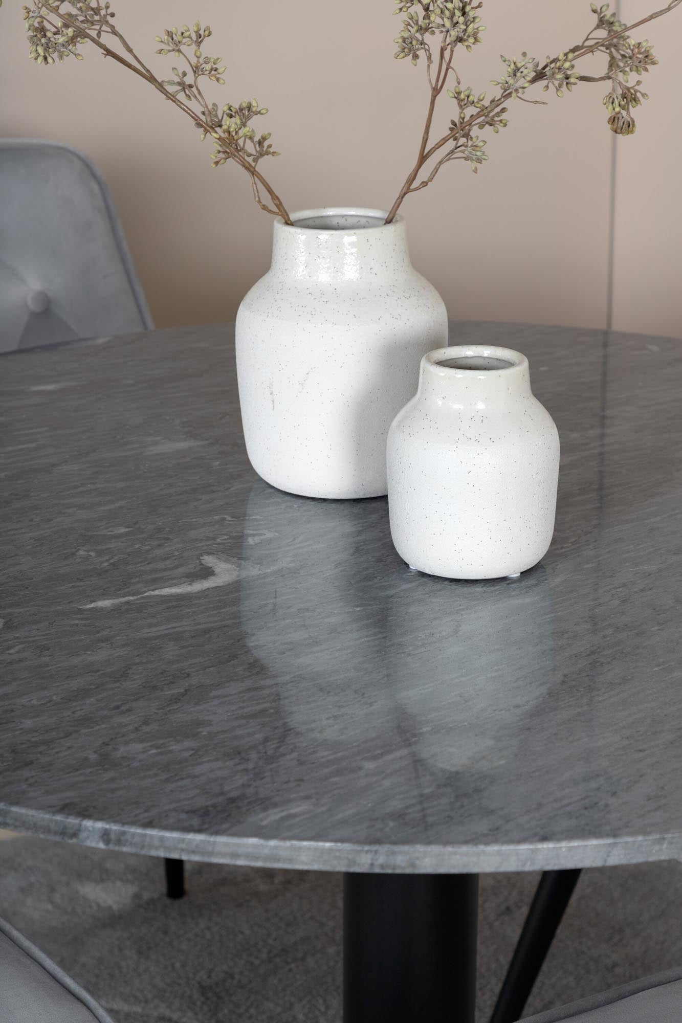 Elegantes Esszimmerset Estelle mit luxuriösem Velvet Deluxe, 140cm Tisch und 4 stilvollen Stühlen für unvergessliche Essmomente.