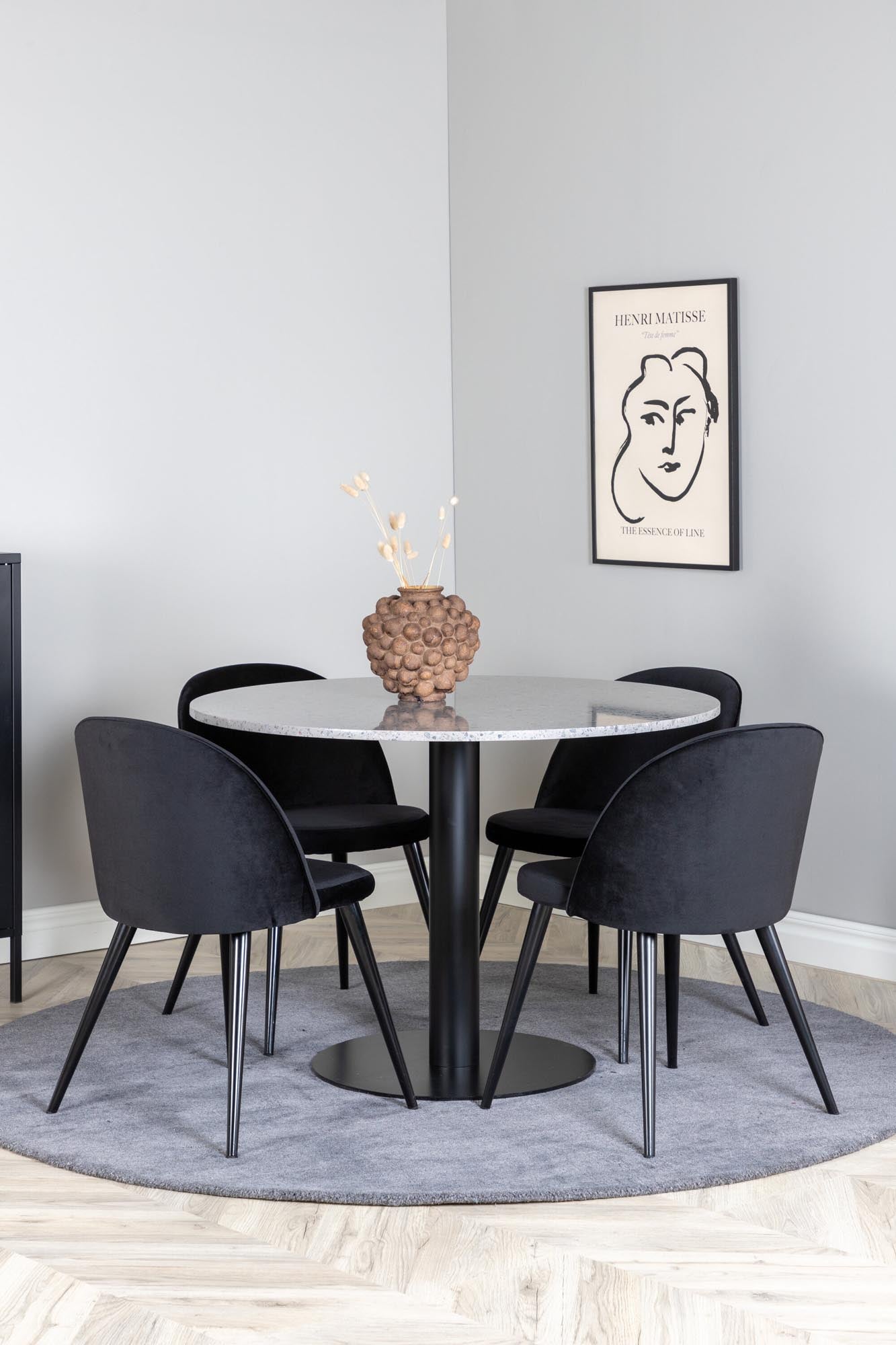 Entdecken Sie das Razzia Esszimmerset von Venture Home: Ein eleganter 106 cm Esstisch und 4 stilvolle Velvet-Stühle für unvergessliche Essensmomente.