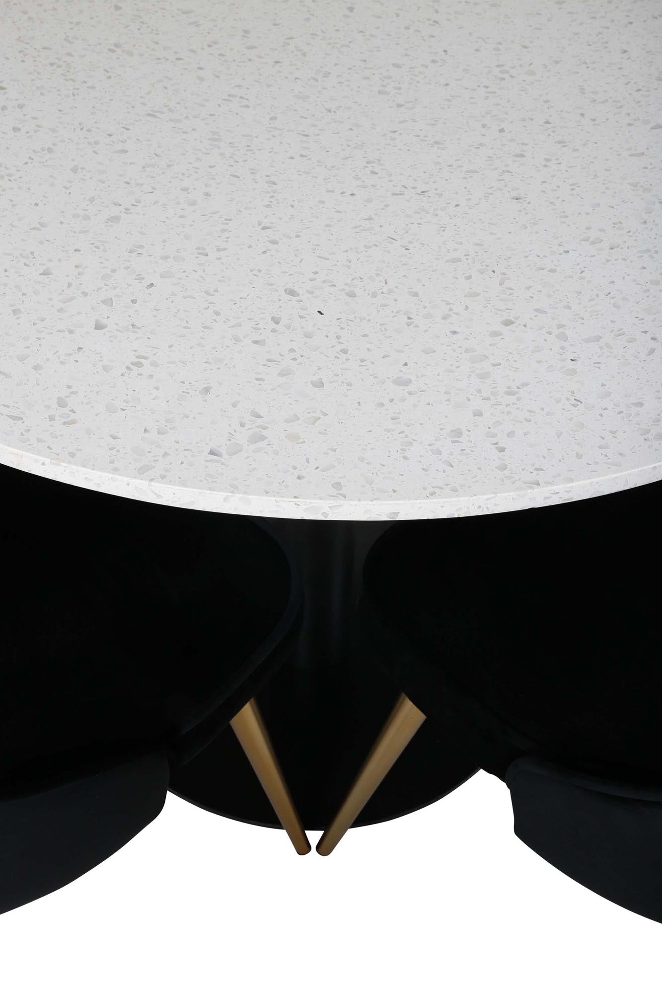 Stilvolles Esszimmerset mit luxuriösen Samtstühlen und einem eleganten runden Tisch, ideal für gesellige Anlässe und gemütliche Mahlzeiten.