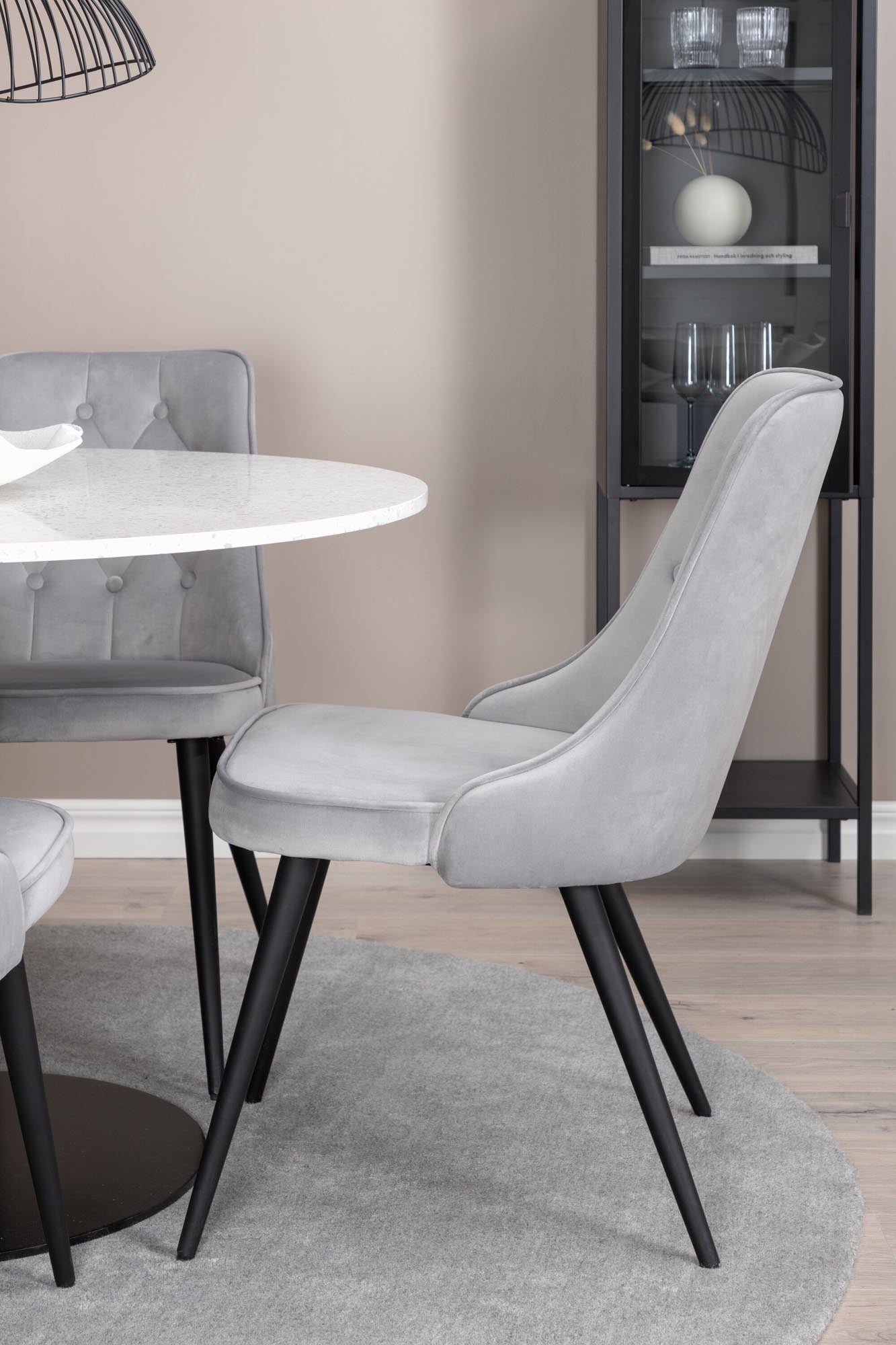 Elegantes Esszimmerset mit stilvollem Esstisch und bequemen Samtstühlen für einladende Momente und zeitlose Einrichtung.