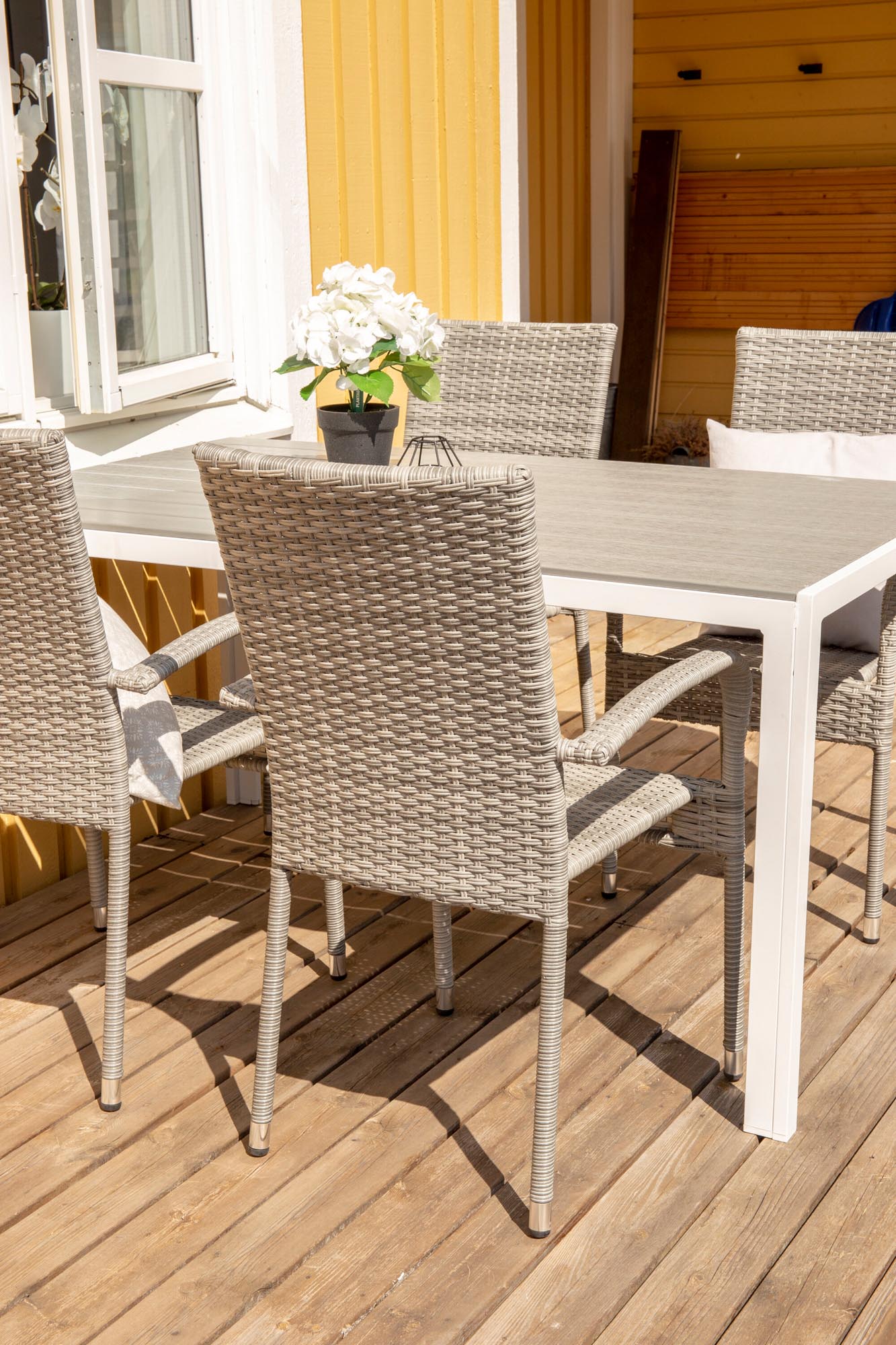 Stilvolles Gartenset: Break Tisch 205cm, graues Sperrholz, weisse Alubeine, 4 Anna-Stühle mit grauem Kunstrattan.