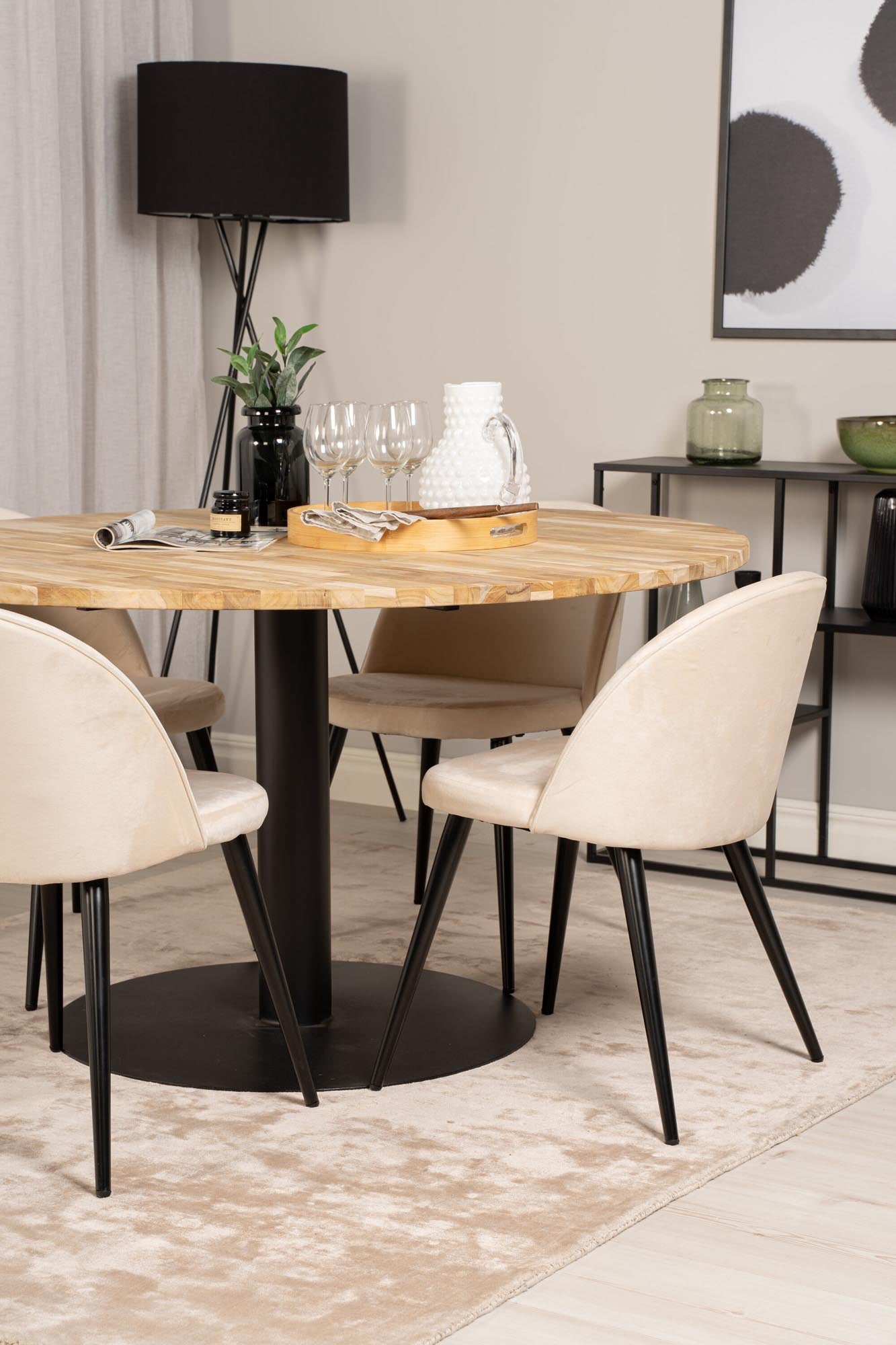 Elegantes Cirebon Esszimmerset: 140 cm runder Tisch aus robustem Teakholz und 4 stilvolle Samtstühle. Perfekt für gesellige Runden und einladende Atmosphäre.