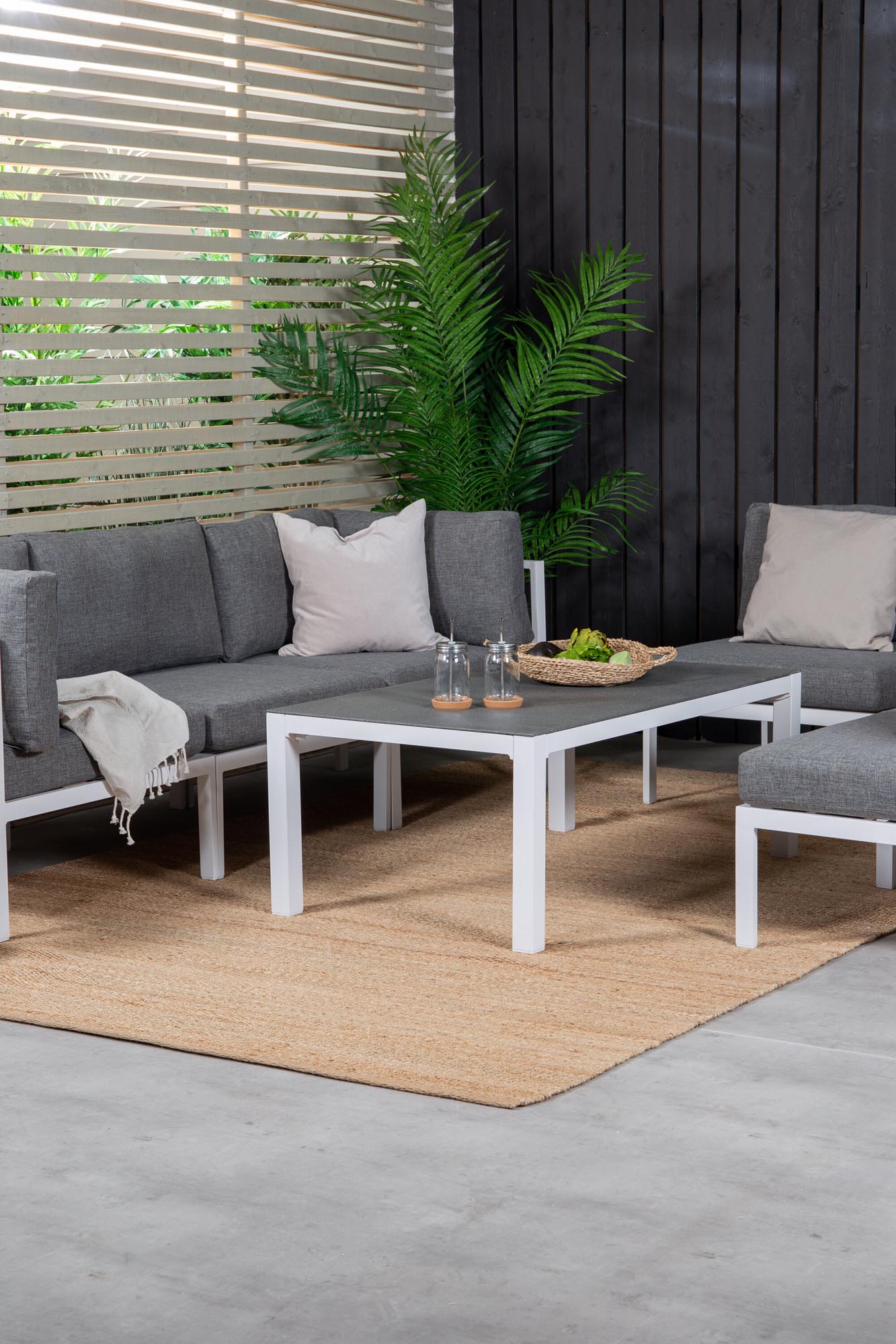 Elegante Copacabana V4 Sofagarnitur von Venture Home für draussen.