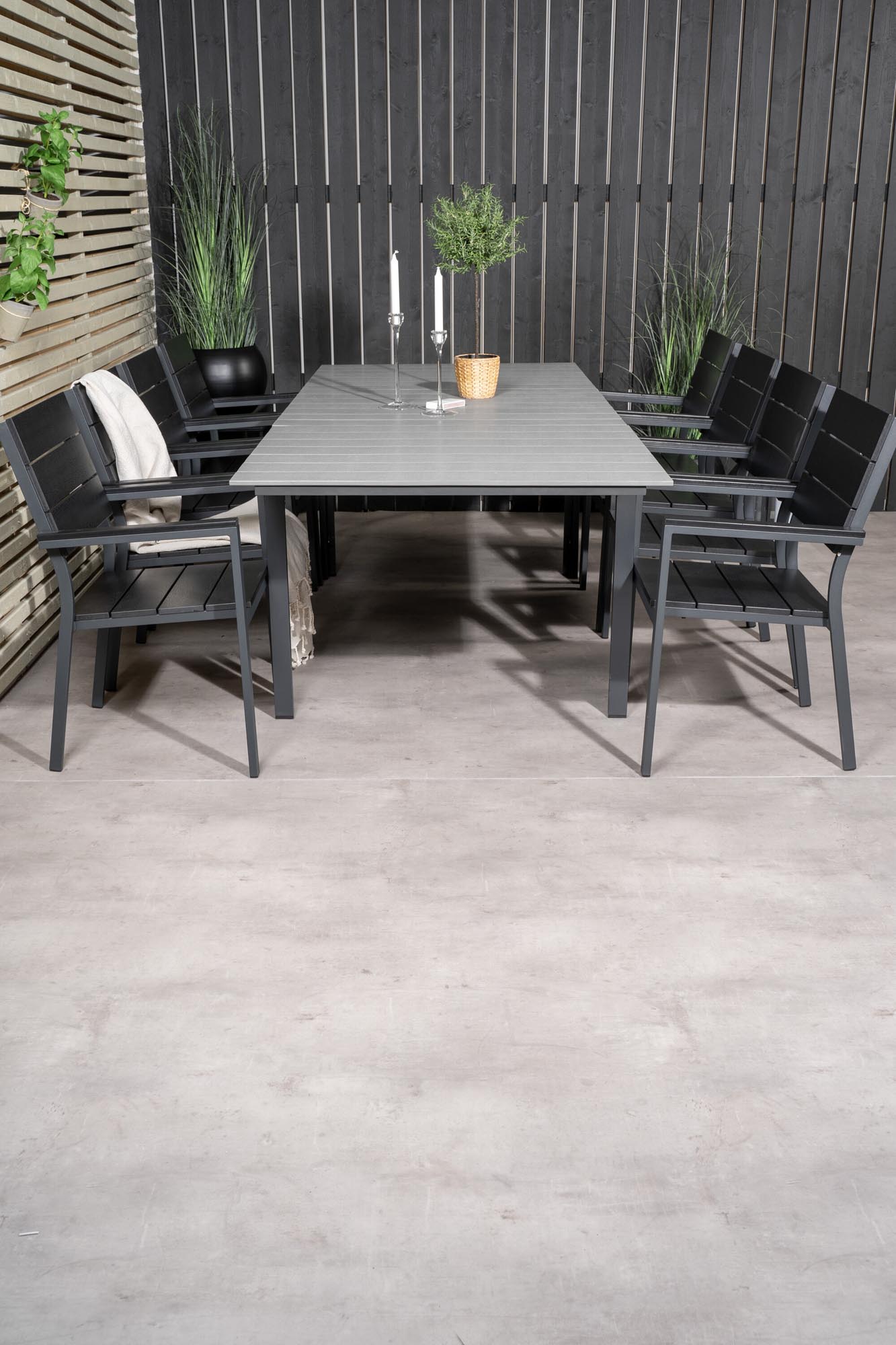 Levels Gartentisch 160/240 + Levels Stuhl (stacka in Schwarzgrau präsentiert im Onlineshop von KAQTU Design AG. Gartentischset ist von Venture Home