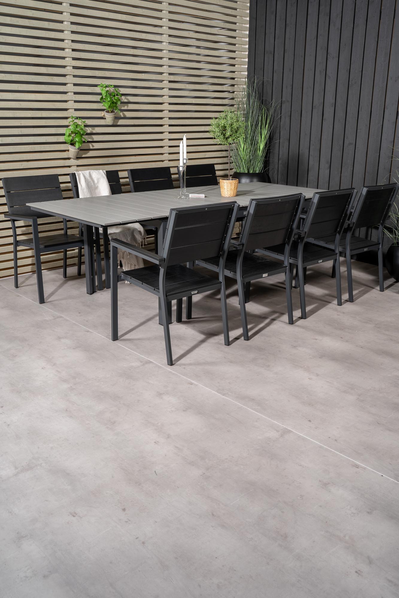 Levels Gartentisch 160/240 + Levels Stuhl (stacka in Schwarzgrau präsentiert im Onlineshop von KAQTU Design AG. Gartentischset ist von Venture Home