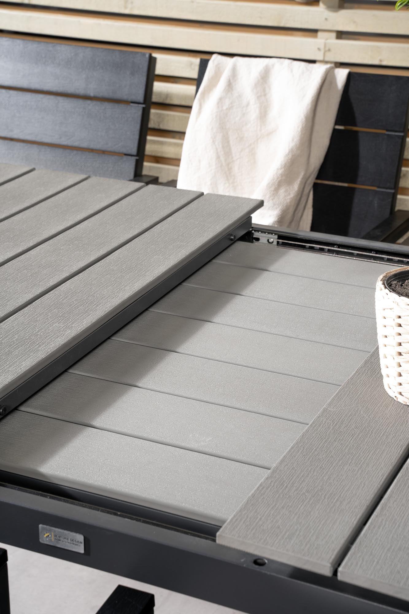 Stilvoller Levels Esstisch mit Stühlen: Anpassbar und zeitlos modern.