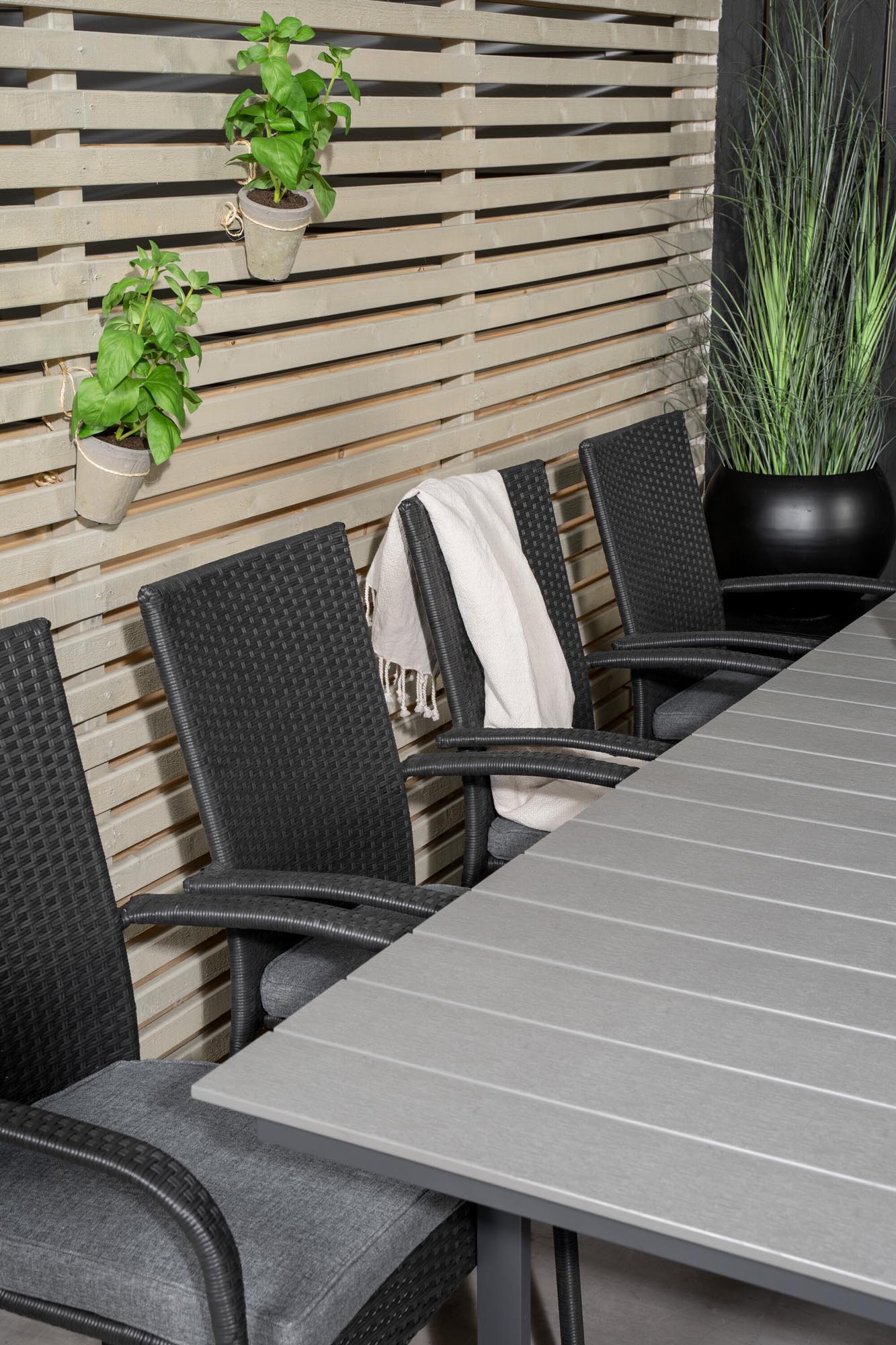 Levels Outdoor-Tischset ausziehbar + Anna 160cm/8St. in Schwarz präsentiert im Onlineshop von KAQTU Design AG. Gartentischset ist von Venture Home