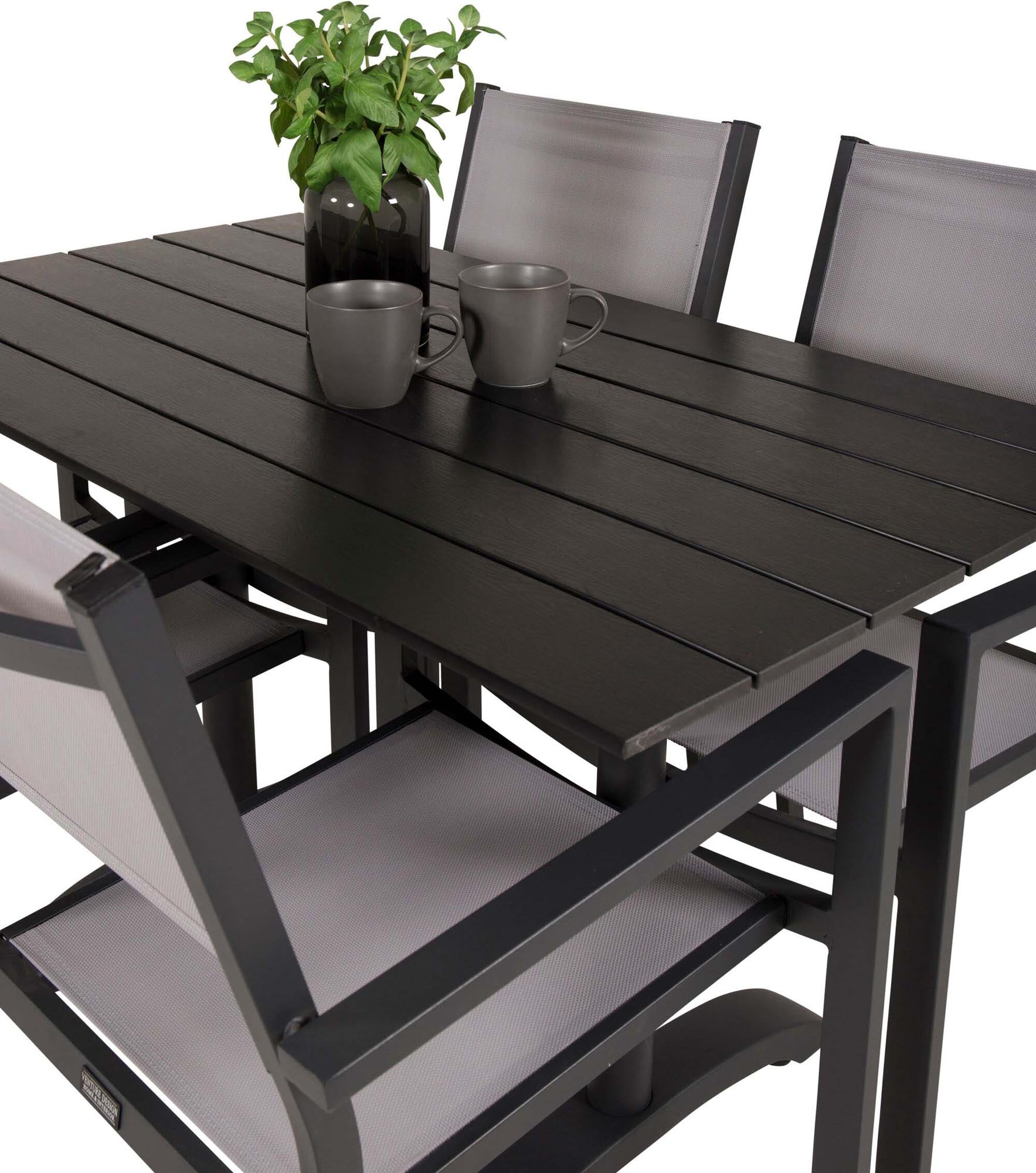 Elegantes Denver Outdoor-Tischset mit Copacabana-Stühlen, ideal für gesellige Abende im Freien. Robust und komfortabel für jeden Anlass.