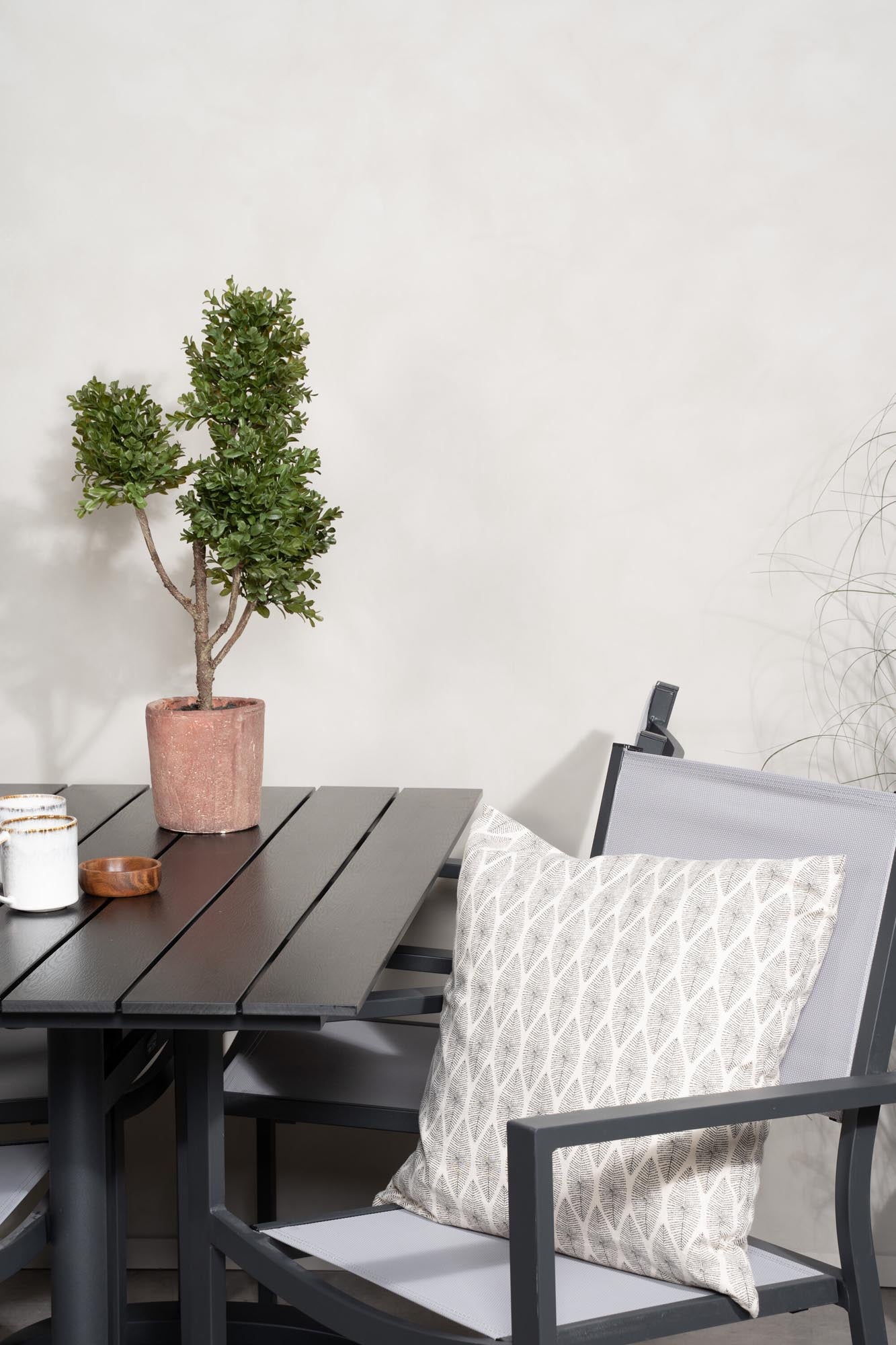 Stilvolles Denver Outdoor-Tischset für 4 Personen, perfekt für Balkon und Garten. Robust, komfortabel und ideal für gesellige Abende im Freien.