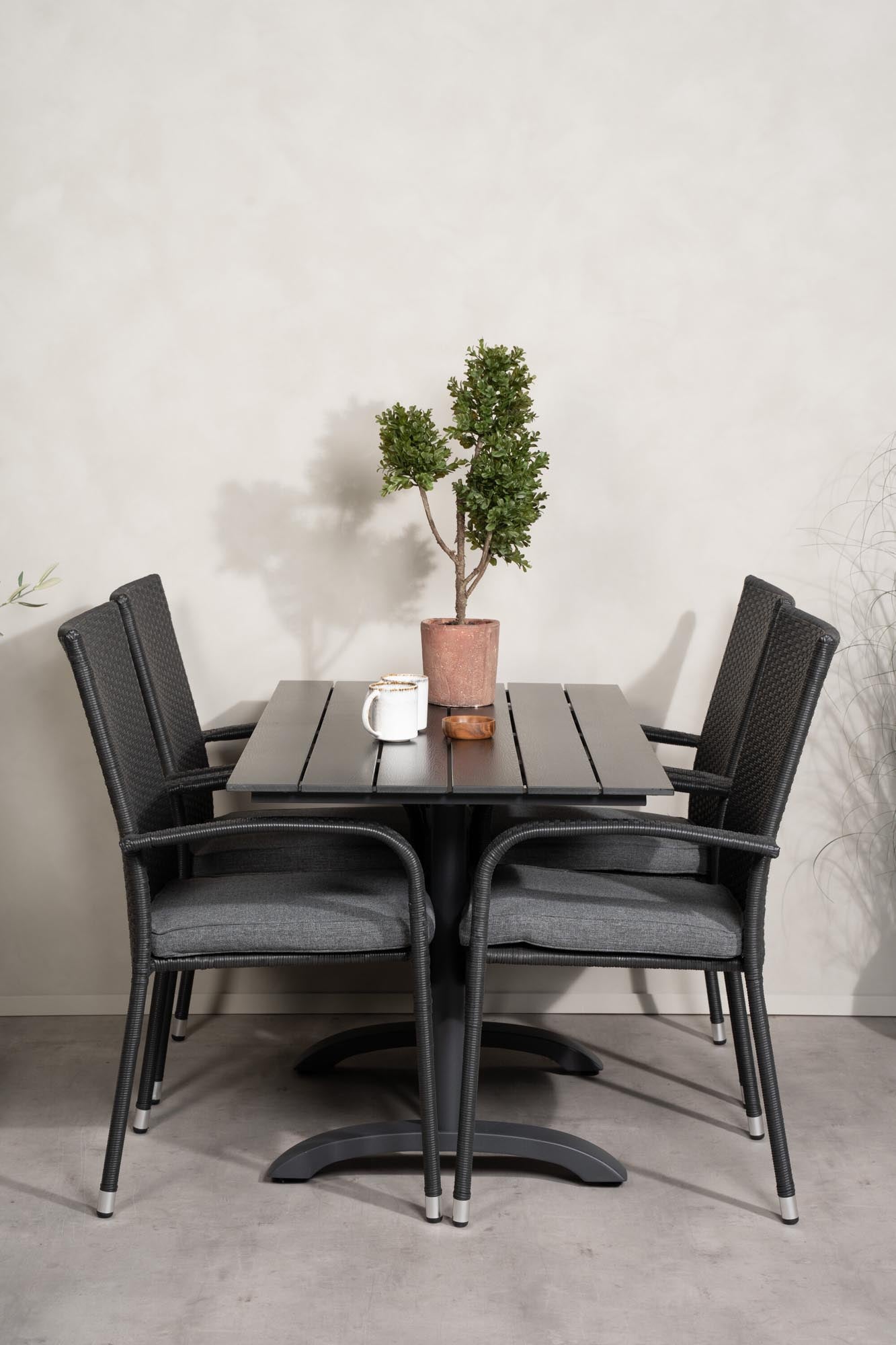 Denver Outdoor-Tischset + Anna 120cm/4St. in Schwarz präsentiert im Onlineshop von KAQTU Design AG. Gartentischset ist von Venture Home