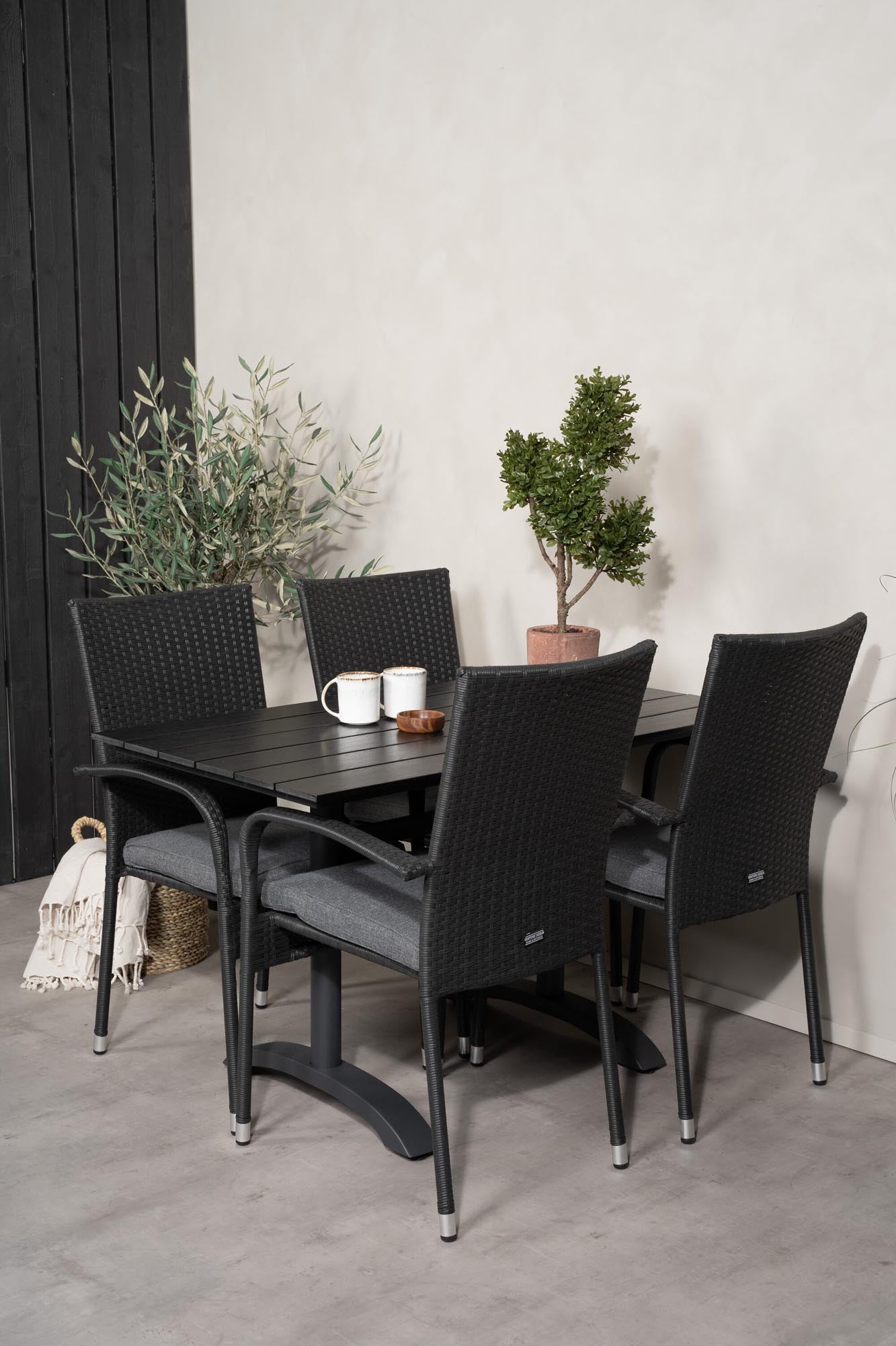 Verleihen Sie Ihrem Außenbereich mit dem Denver Outdoor-Tischset + Anna 120cm/4St. von Venture Home Stil und Komfort. Ideal für gesellige Stunden!