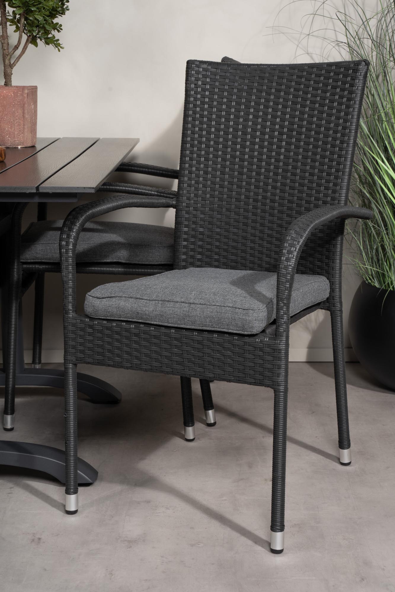 Robustes Denver Tischset + Anna 120cm für stilvolle Outdoor-Momente.