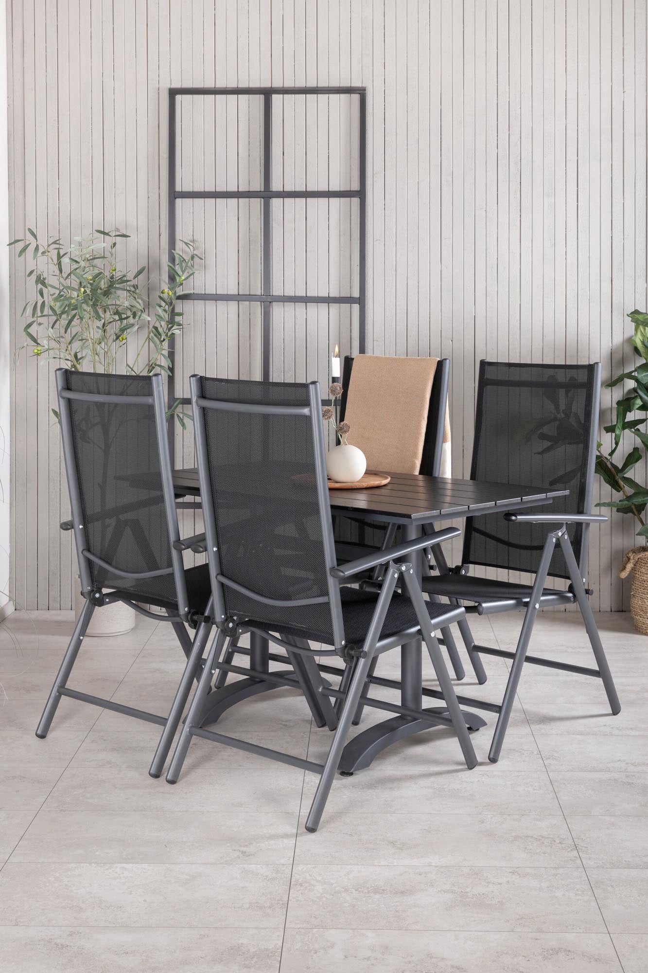 Entdecken Sie das Denver Outdoor-Tischset von Venture Home: Langlebiges Aintwood, pflegeleichte Stühle, perfekt für gesellige Momente im Freien.