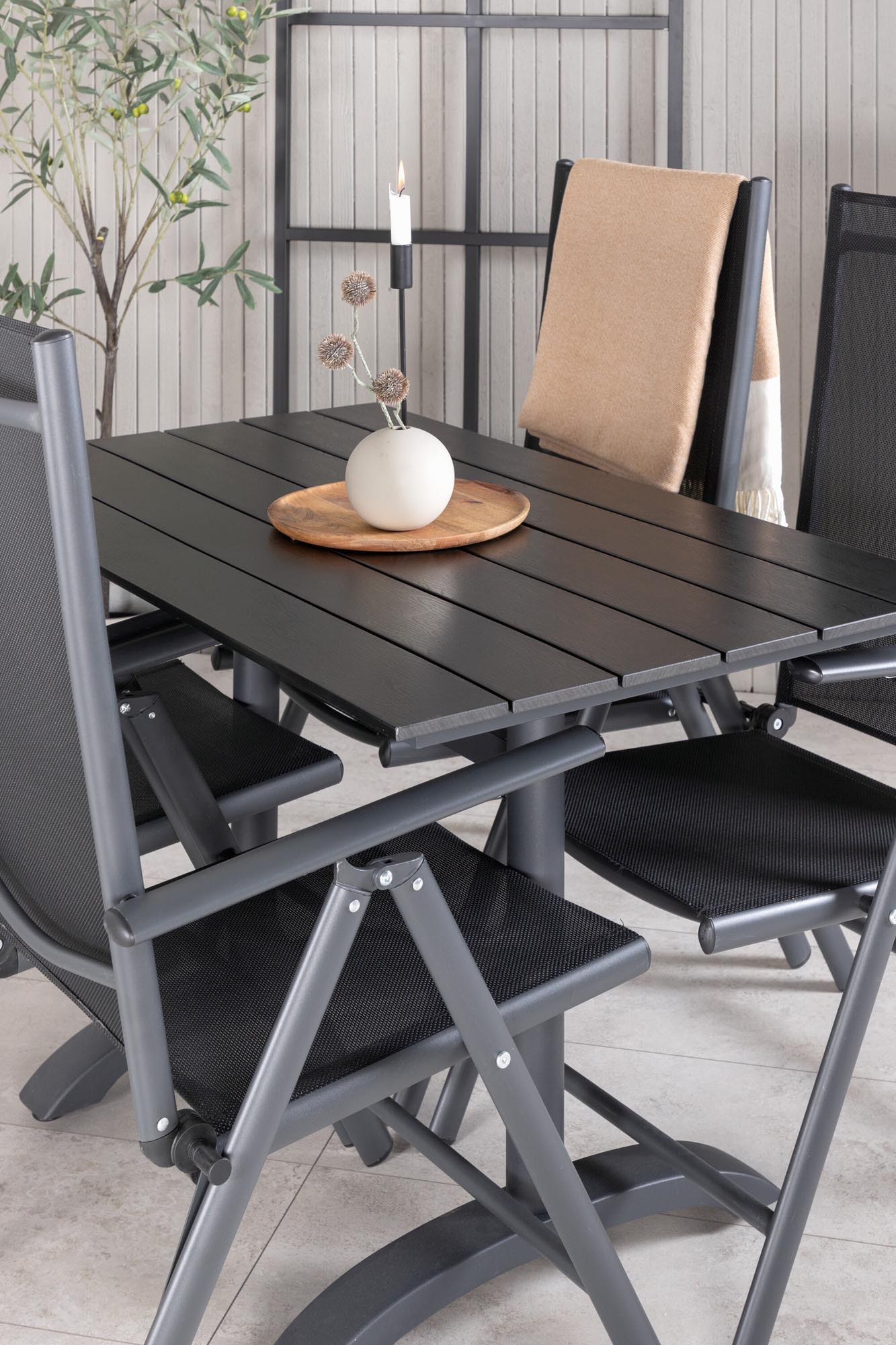 Erleben Sie stilvolle Momente im Freien mit dem Denver Outdoor-Tischset von Venture Home. Robuste Materialien und elegantes Design für Ihre Terrasse!