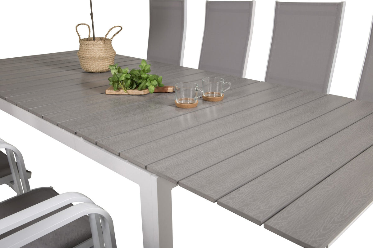 Graues Gartentischset aus Aintwood und Aluminium mit ausziehbarer Tischplatte und sechs klappbaren, pulverbeschichteten Stühlen im Aussenbereich.