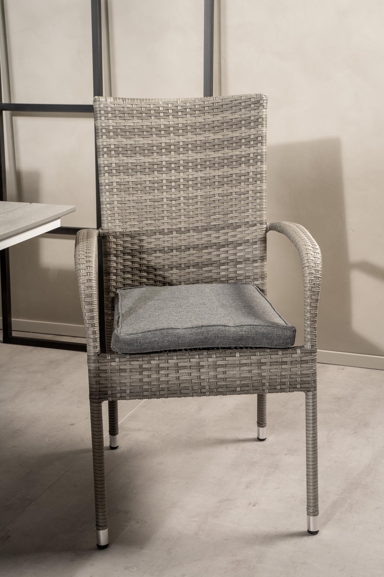 Entdecken Sie das stilvolle Levels Outdoor-Tischset von Venture Home – ausziehbar, für bis zu 8 Personen, robust und perfekt für gesellige Gartenmomente.