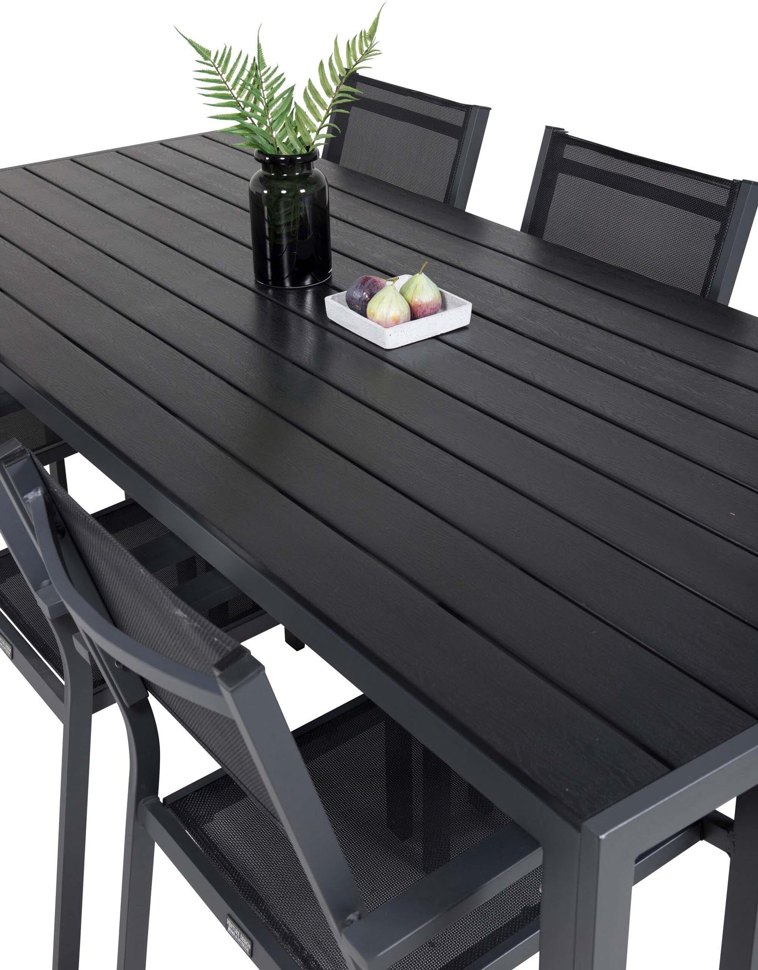 Stilvolles Outdoor-Tischset für 6 Personen von Venture Home. Wetterfester Tisch und komfortable Copacabana Stühle für gesellige Stunden im Freien.