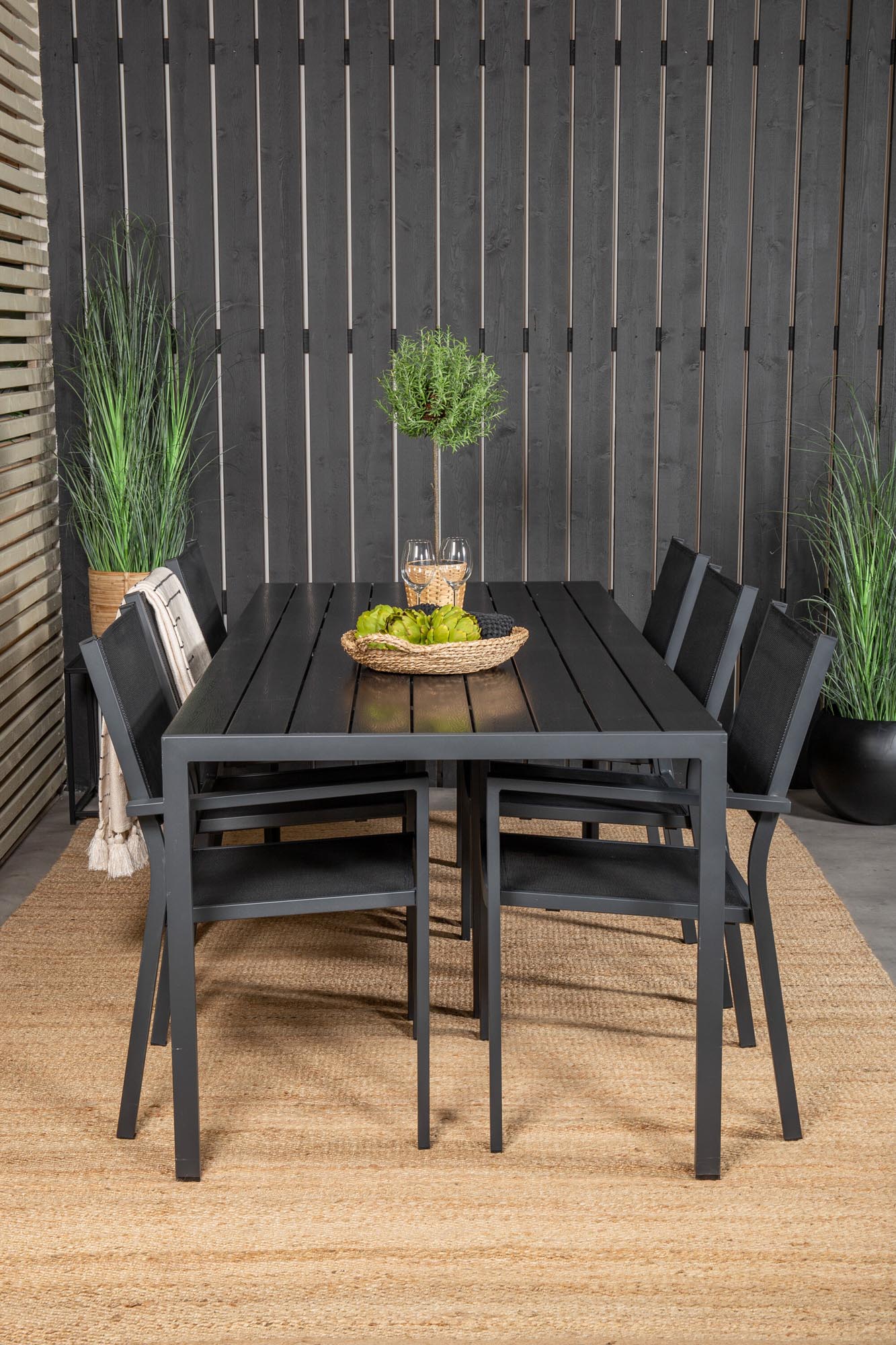 Elegantes 6-Personen-Tischset von Venture Home für den Aussenbereich.