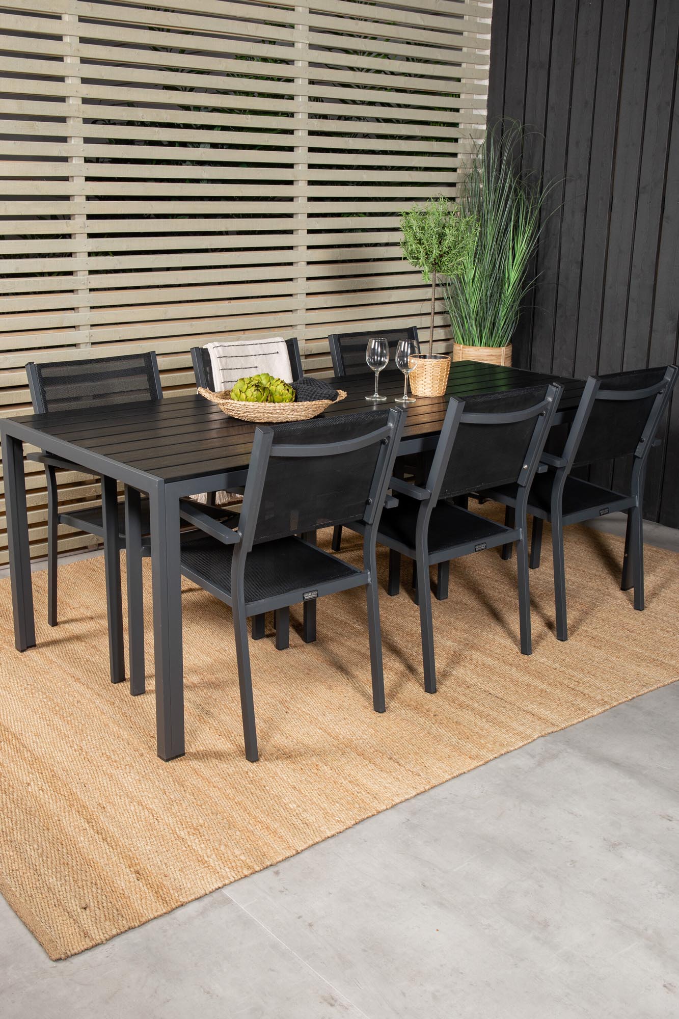 Stilvolles Outdoor-Tischset für 6 Personen von Venture Home. Robuster Esstisch und bequeme Copacabana Armstühle für unvergessliche Momente im Freien.